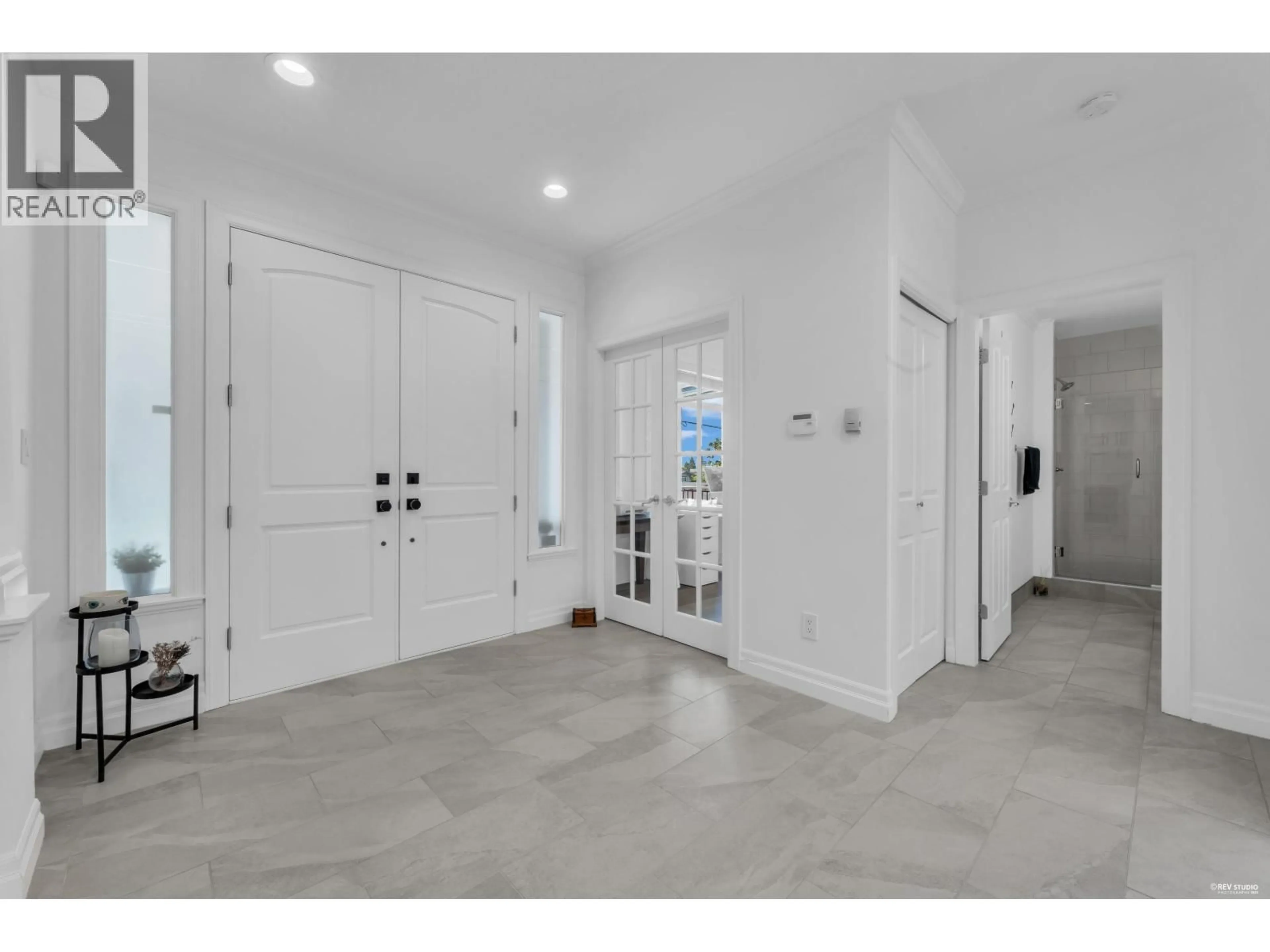 Indoor entryway for 2459 MATHERS AVENUE, West Vancouver British Columbia V7V2H9