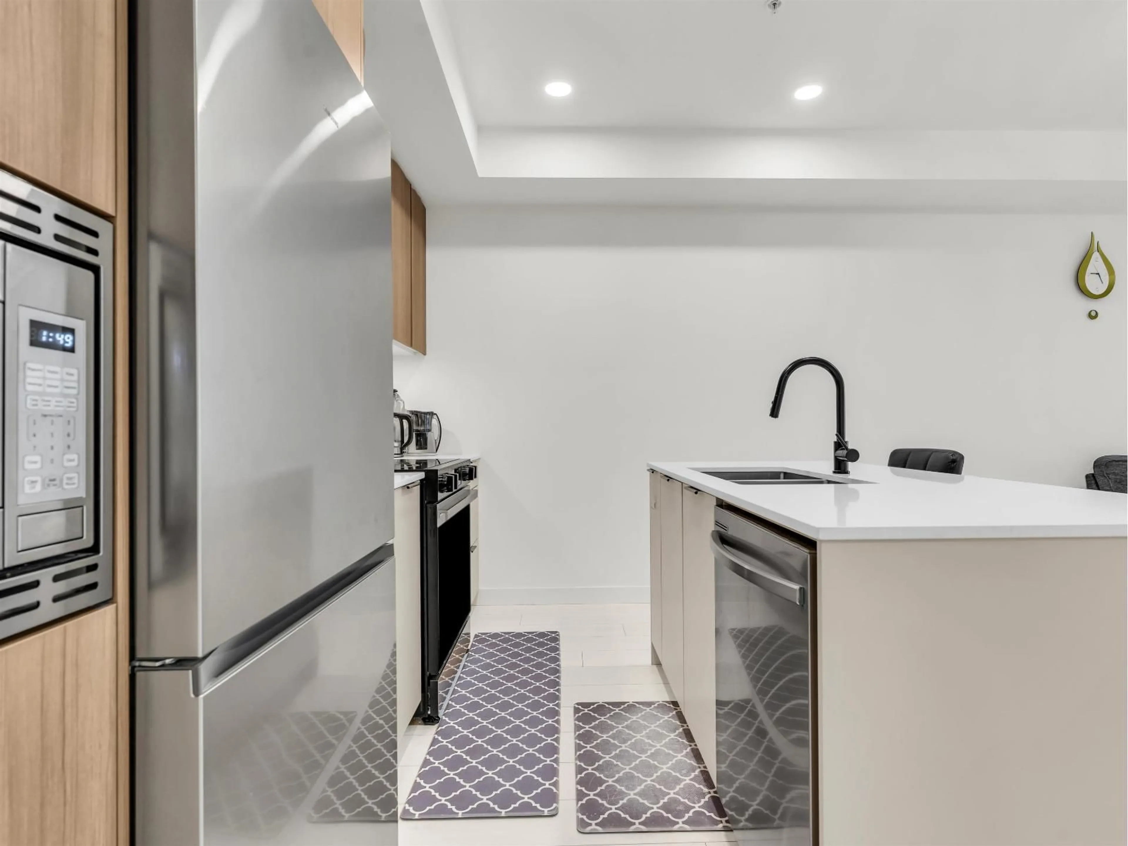 Standard kitchen, ceramic/tile floor for 204 - 13439 94A AVENUE, Surrey British Columbia V3V0G9