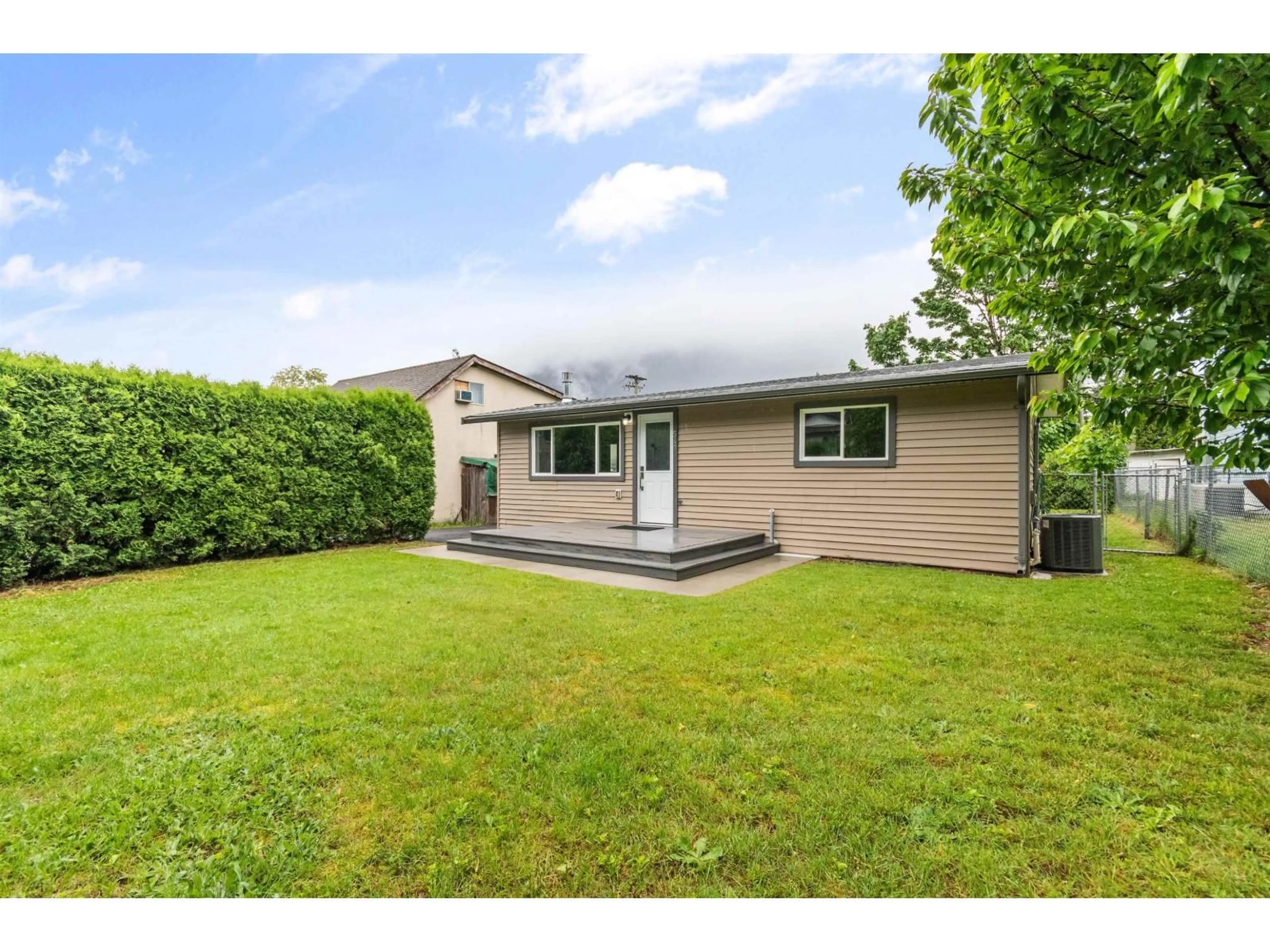 A pic from outside/outdoor area/front of a property/back of a property/a pic from drone, street for 547 FORT STREET, Hope British Columbia V0X1L0