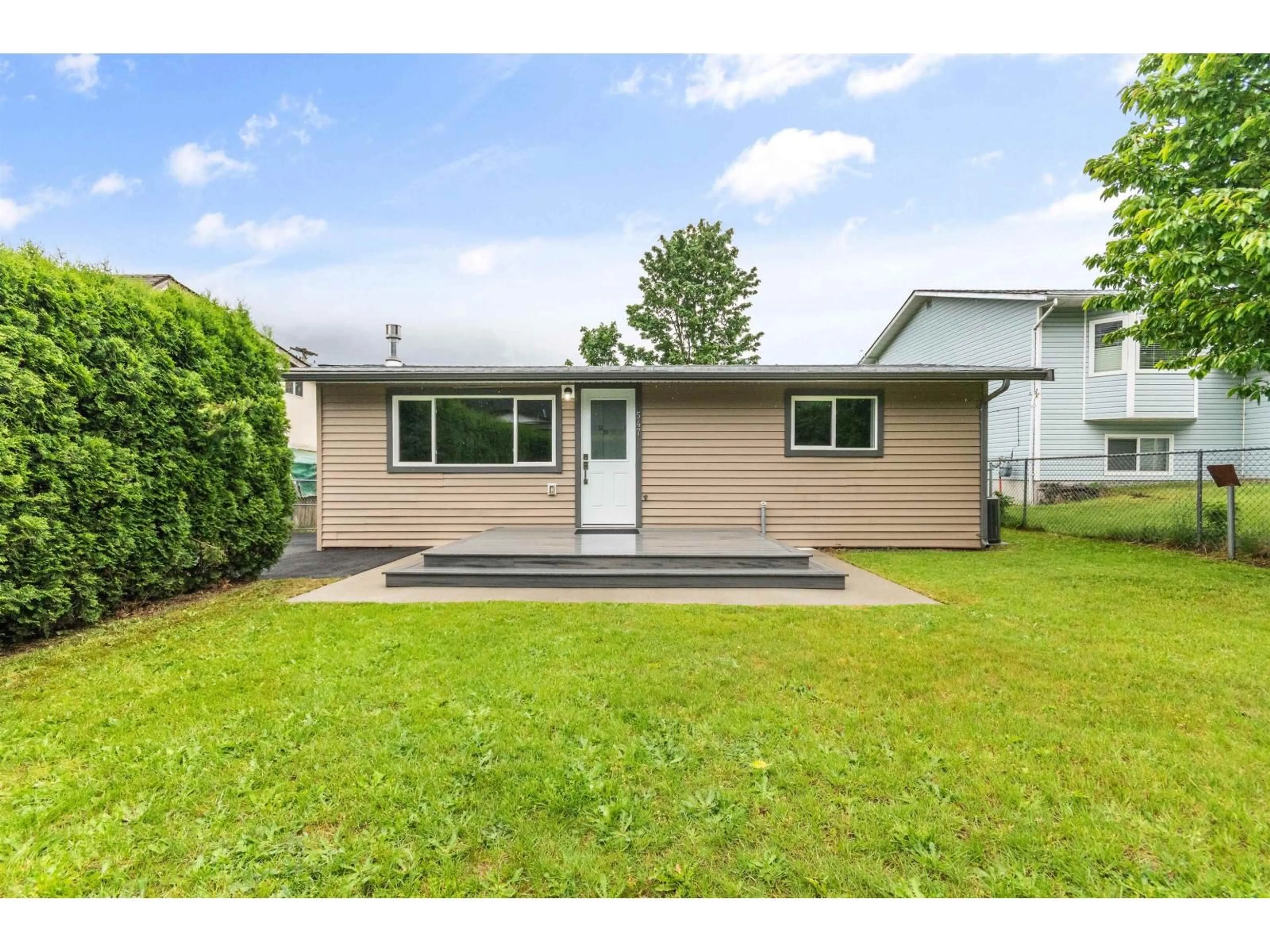 Home with vinyl exterior material, street for 547 FORT STREET, Hope British Columbia V0X1L0