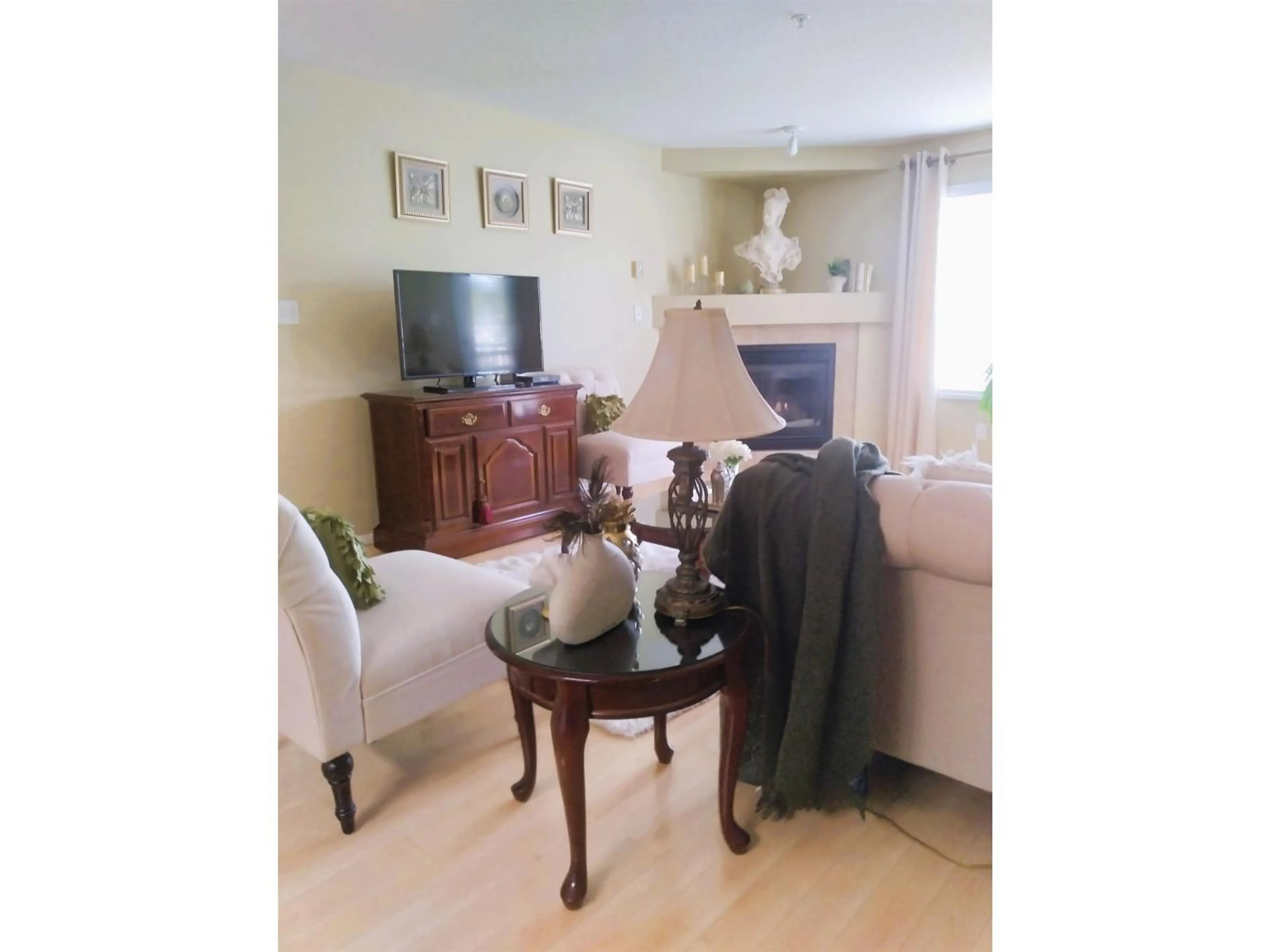 Living room with furniture, unknown for 301 - 2350 WESTERLY STREET, Abbotsford British Columbia V2T6T7