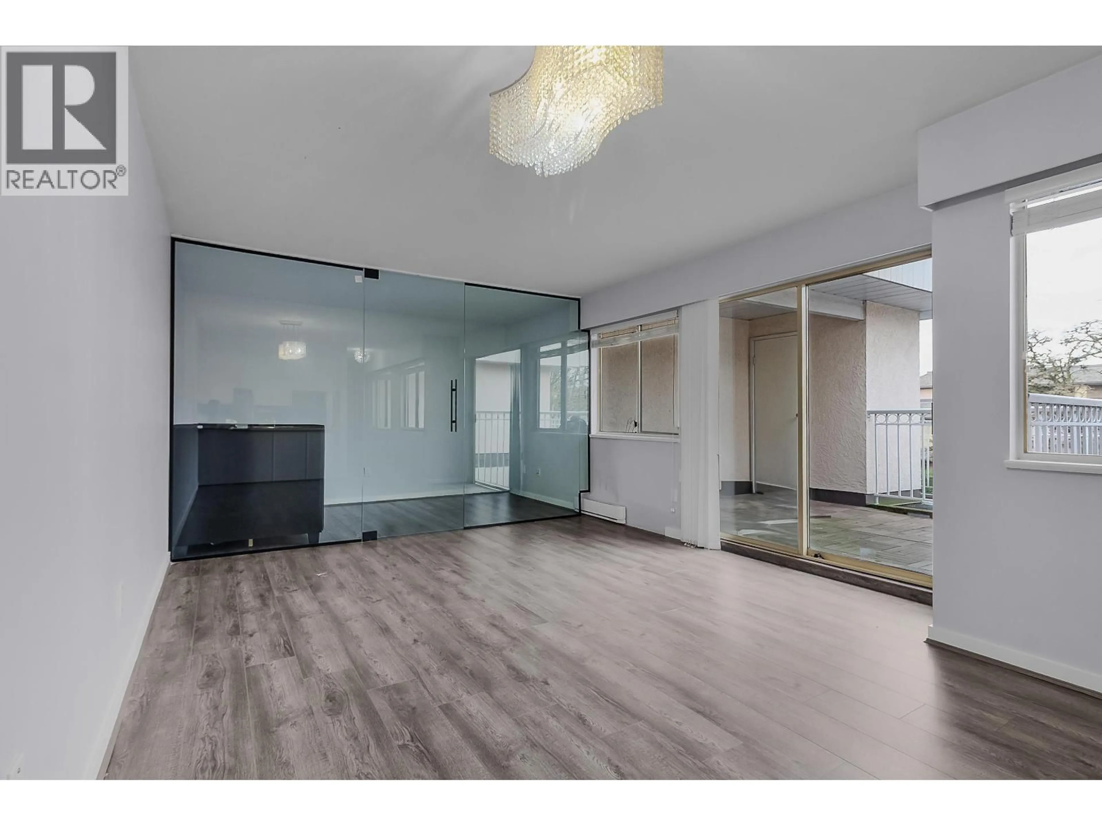 Indoor foyer for 303 - 458 44TH AVENUE, Vancouver British Columbia V5W1W3