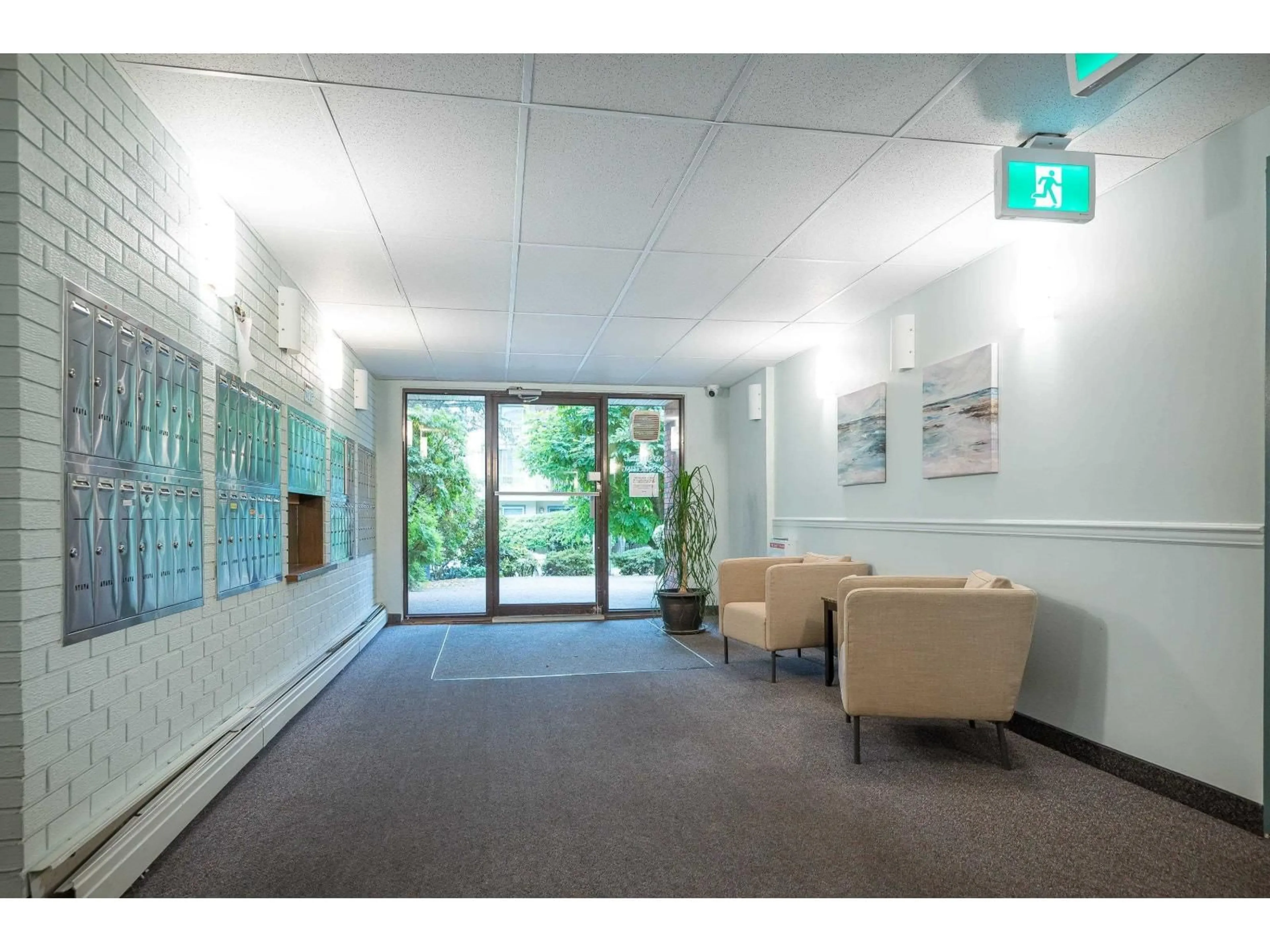 Indoor foyer for 114 - 1442 BLACKWOOD STREET, White Rock British Columbia V4B3V5