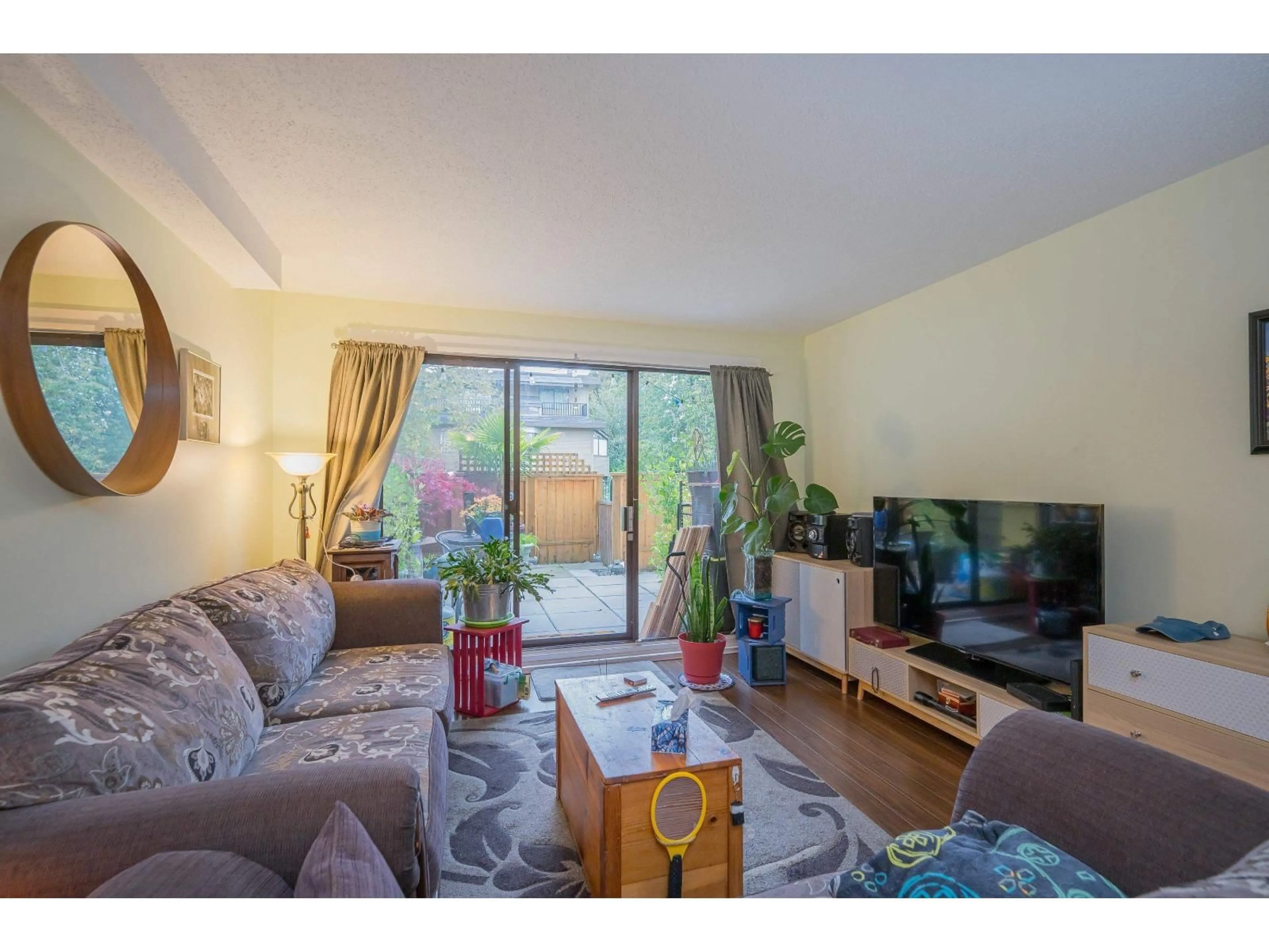 Living room with furniture, wood/laminate floor for 114 - 1442 BLACKWOOD STREET, White Rock British Columbia V4B3V5