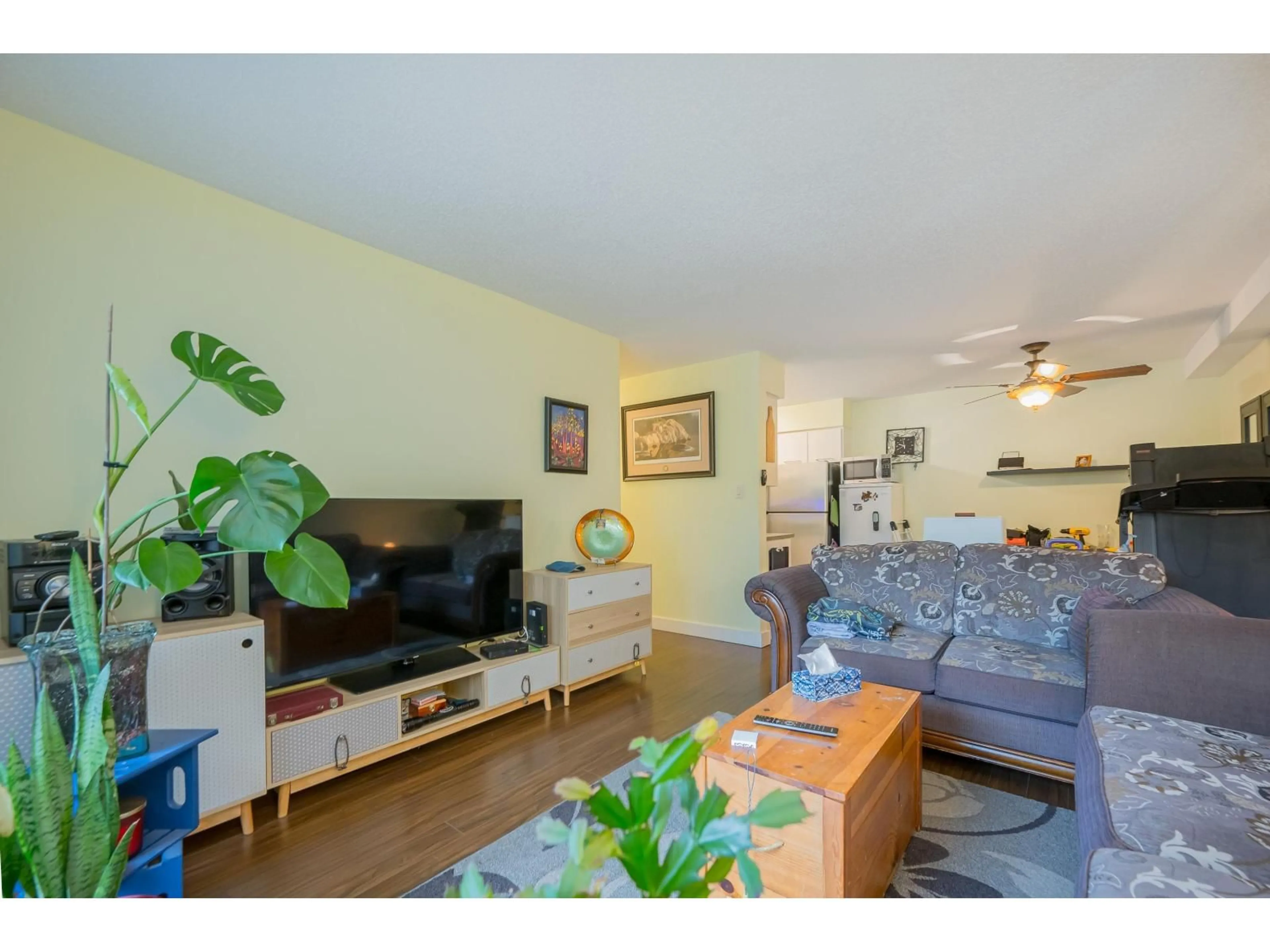 Living room with furniture, wood/laminate floor for 114 - 1442 BLACKWOOD STREET, White Rock British Columbia V4B3V5