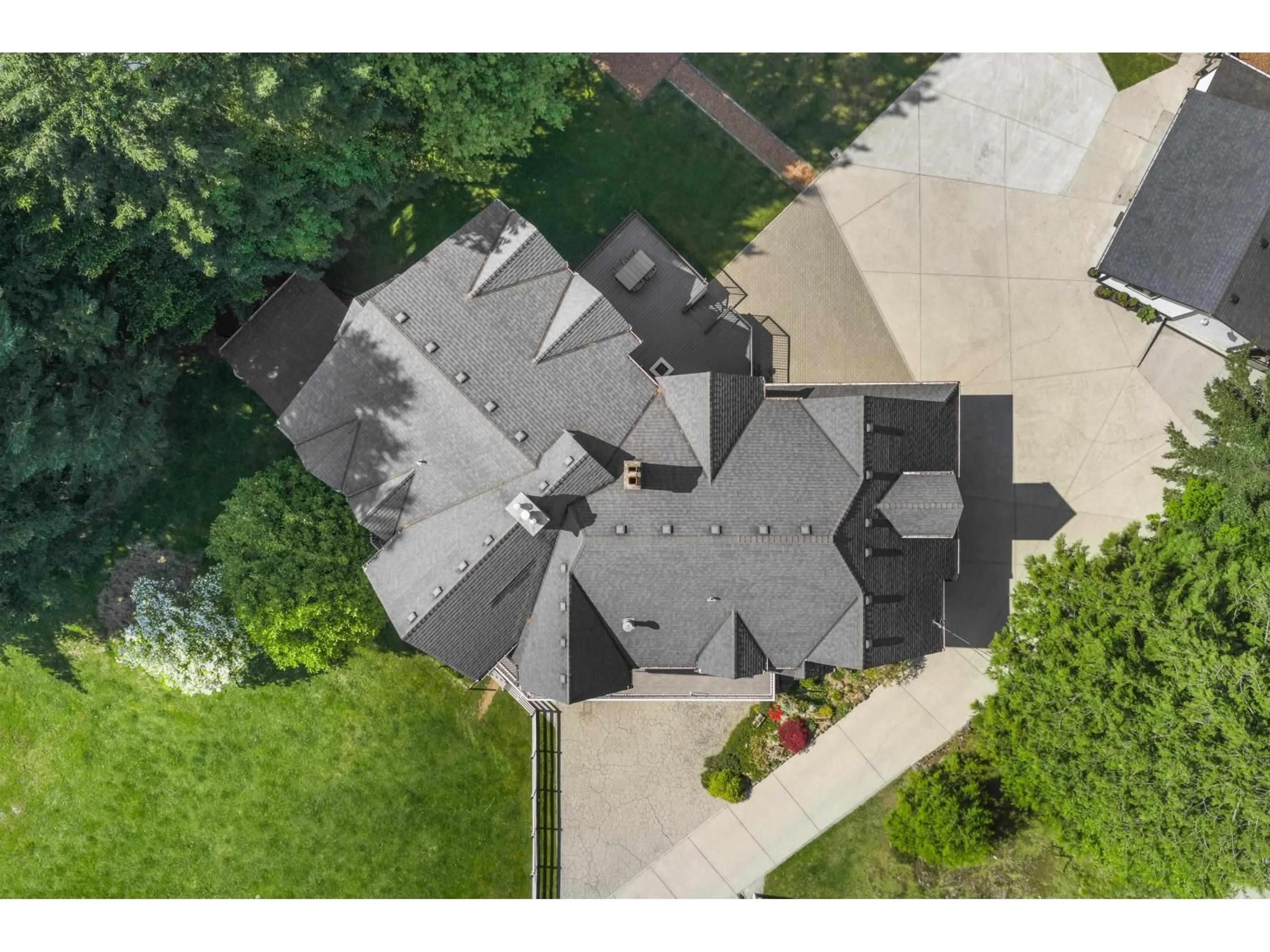 A pic from outside/outdoor area/front of a property/back of a property/a pic from drone, street for 34931 FERNDALE AVENUE, Mission British Columbia V2V7C8