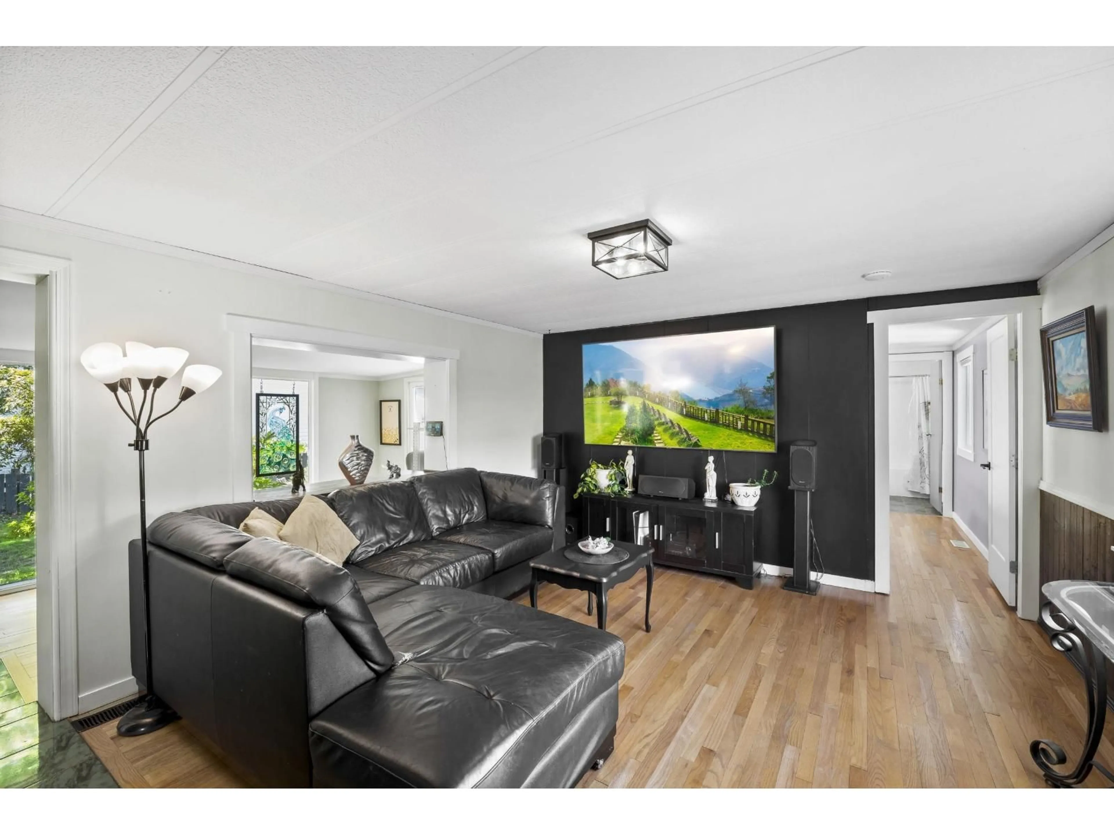 Living room with furniture, wood/laminate floor for 112 - 10221 WILSON STREET, Mission British Columbia V2V6H5