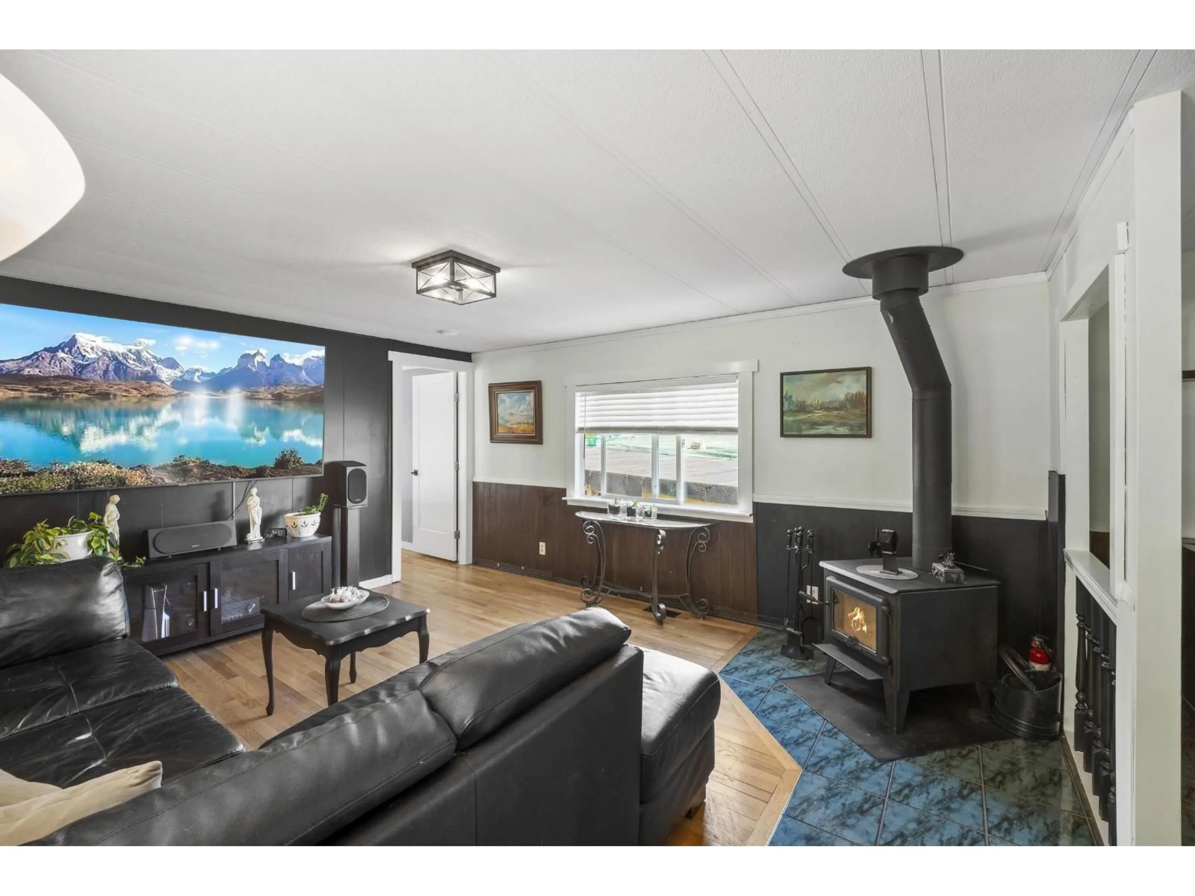 Living room with furniture, wood/laminate floor for 112 - 10221 WILSON STREET, Mission British Columbia V2V6H5