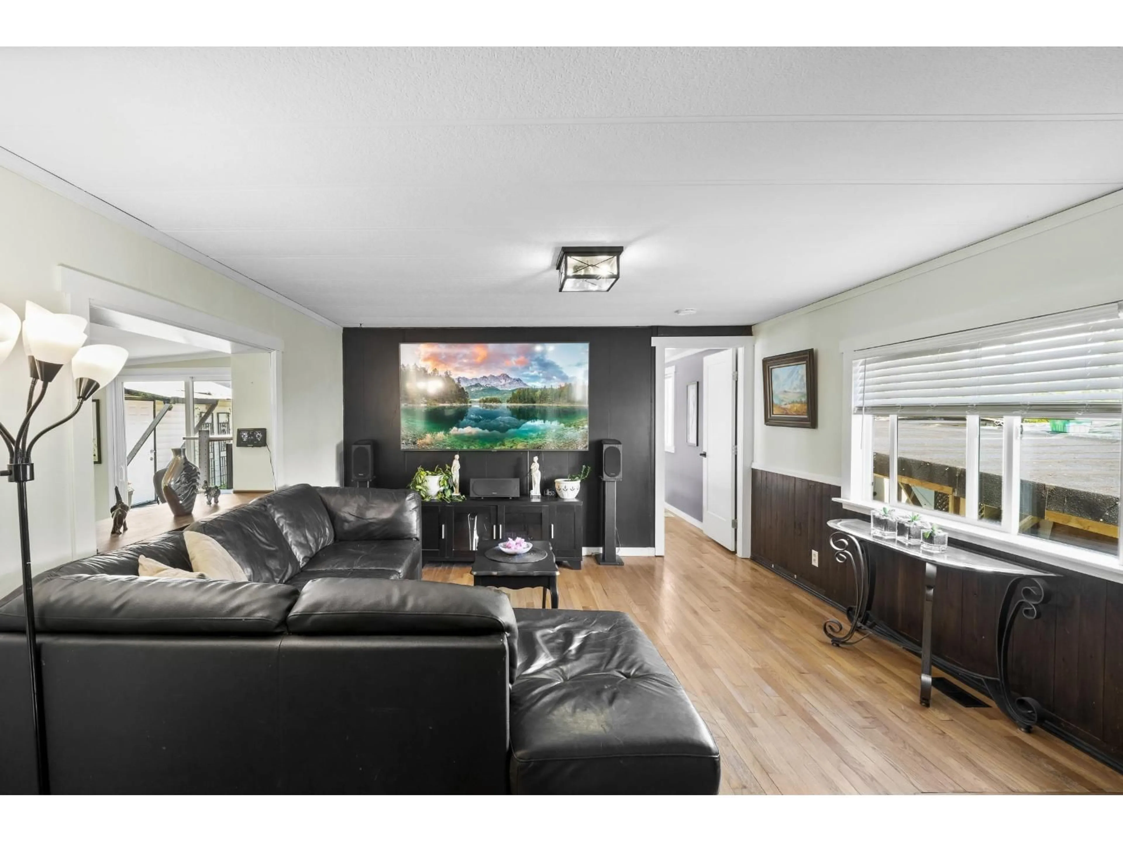 Living room with furniture, wood/laminate floor for 112 - 10221 WILSON STREET, Mission British Columbia V2V6H5