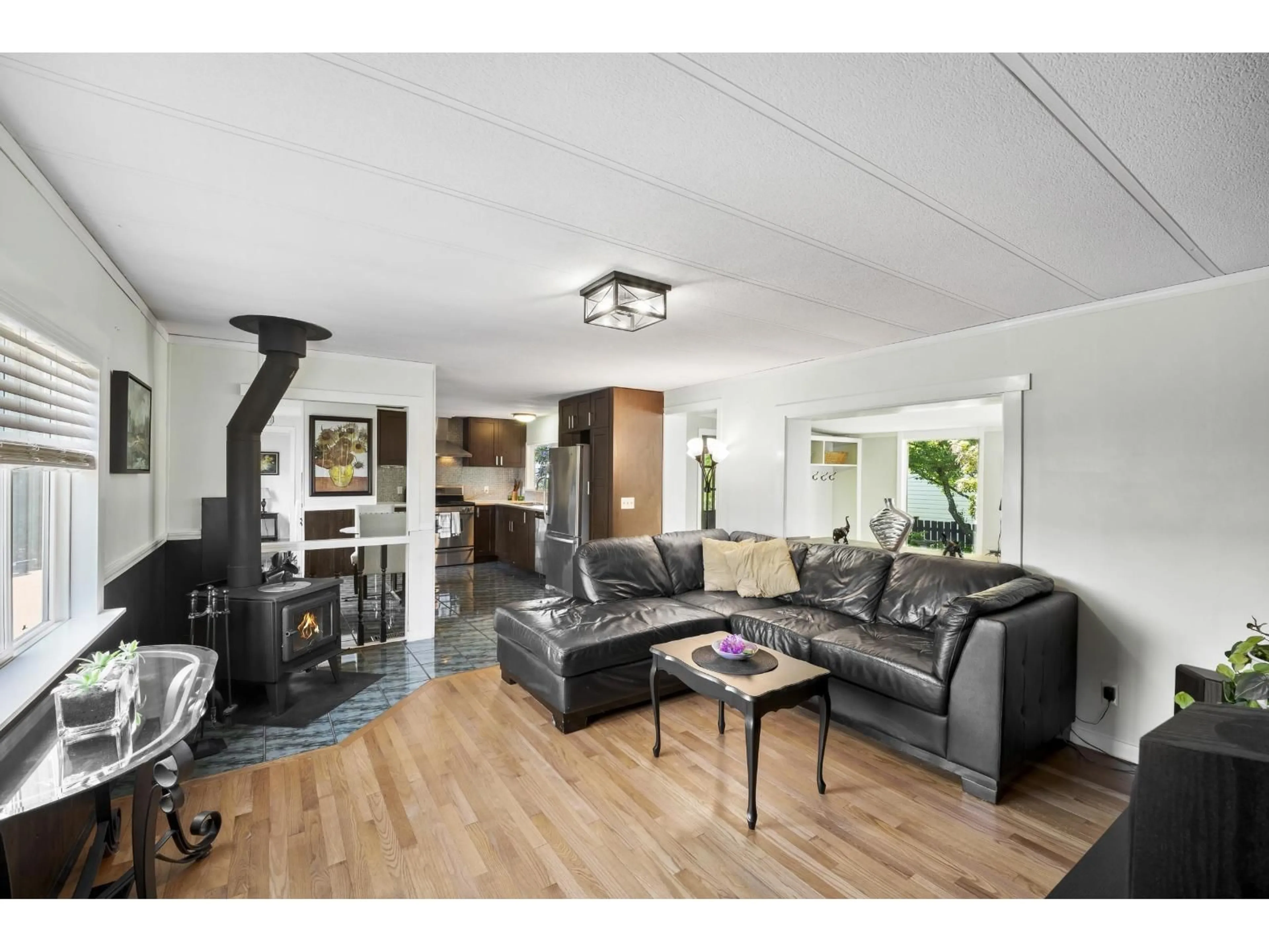 Living room with furniture, wood/laminate floor for 112 - 10221 WILSON STREET, Mission British Columbia V2V6H5