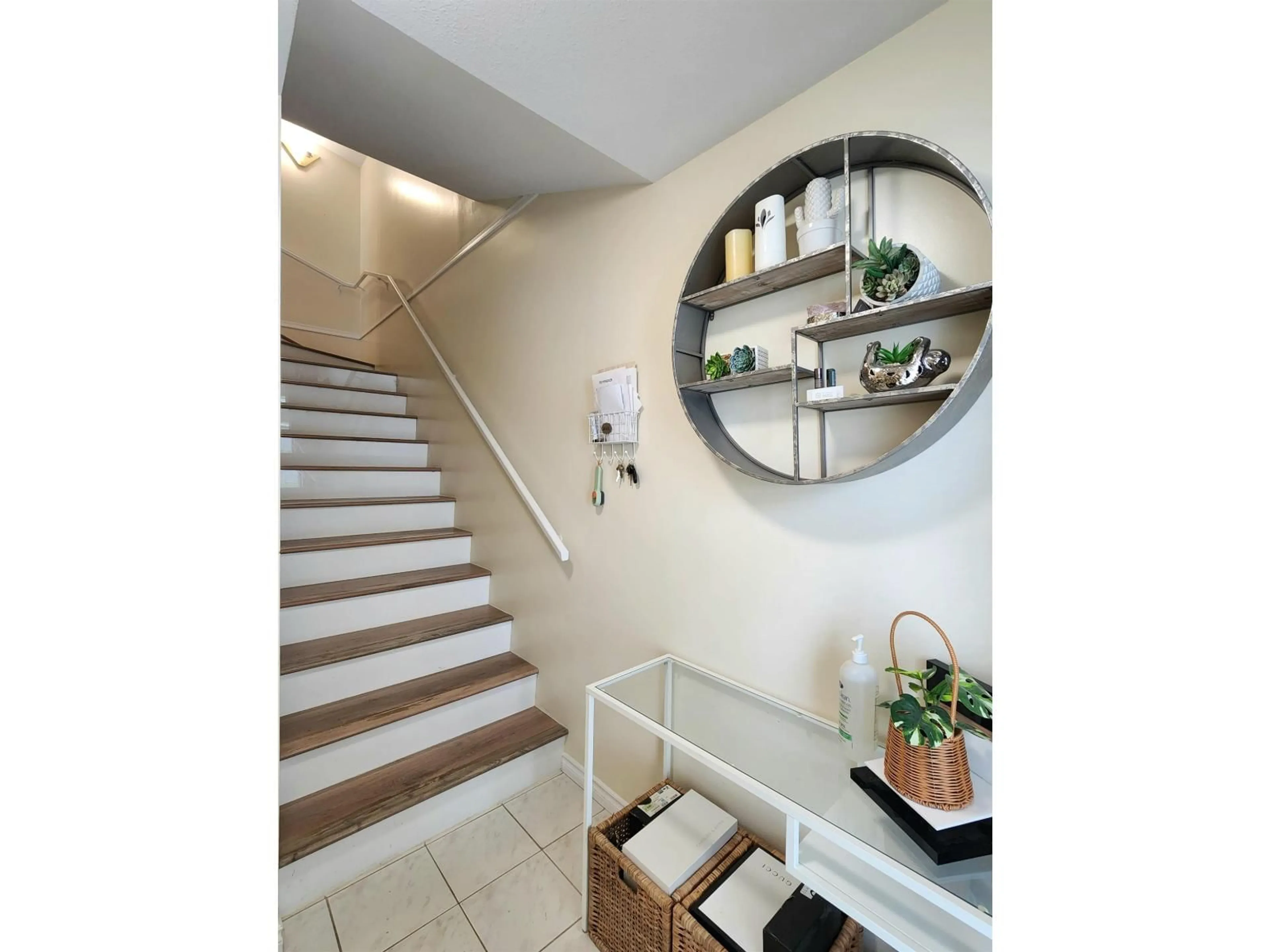 Indoor entryway for 805 - 14188 103A AVENUE, Surrey British Columbia V3T5S6