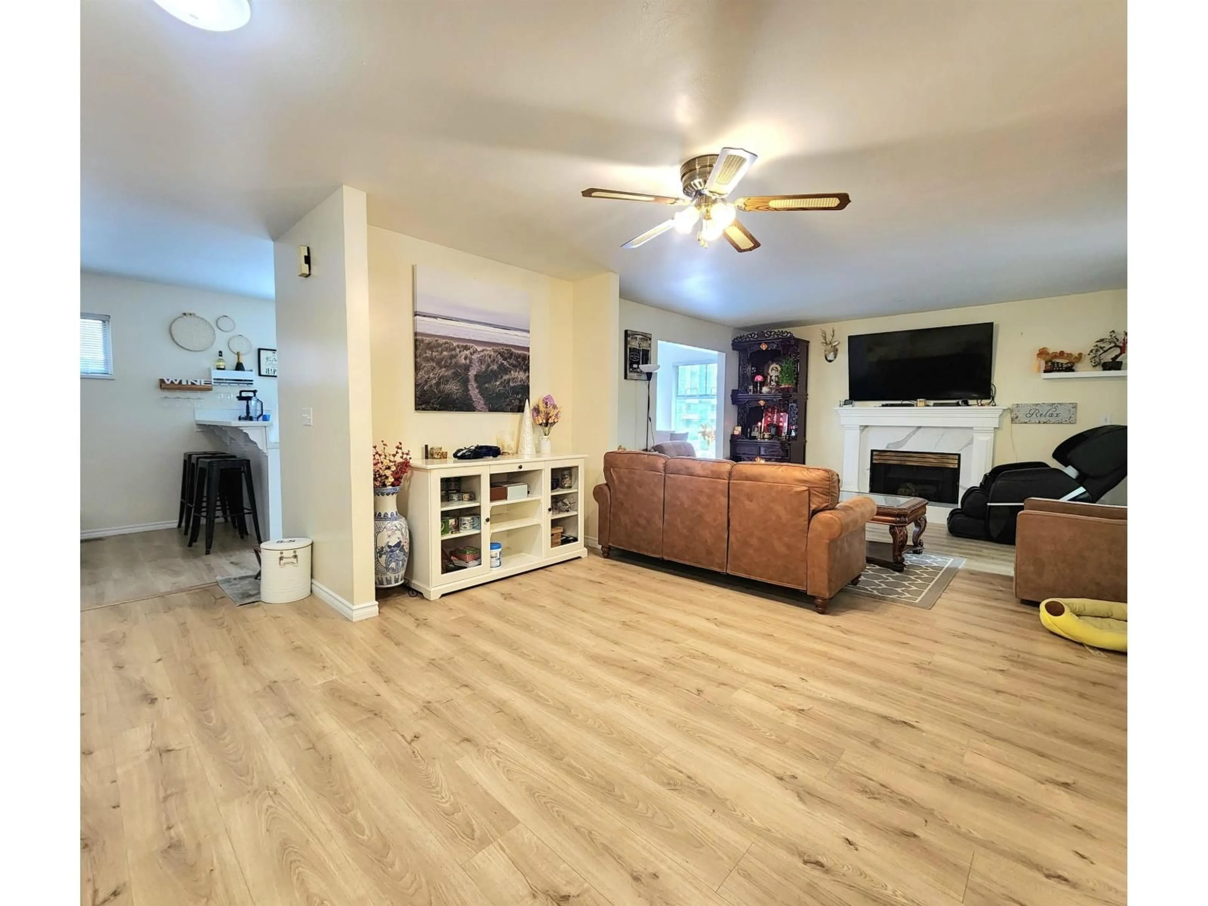 Living room with furniture, wood/laminate floor for 805 - 14188 103A AVENUE, Surrey British Columbia V3T5S6