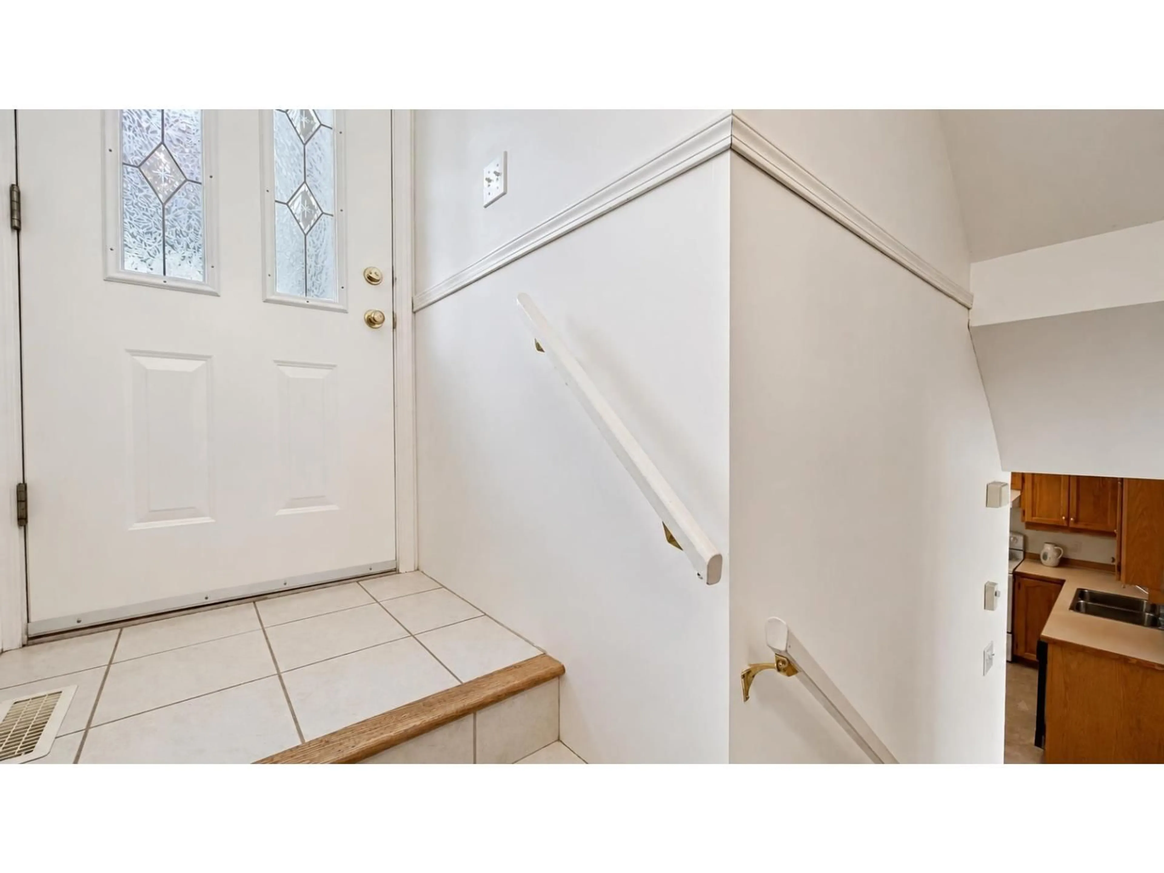 Indoor entryway for 47 - 32361 MCRAE AVENUE, Mission British Columbia V2V4X7