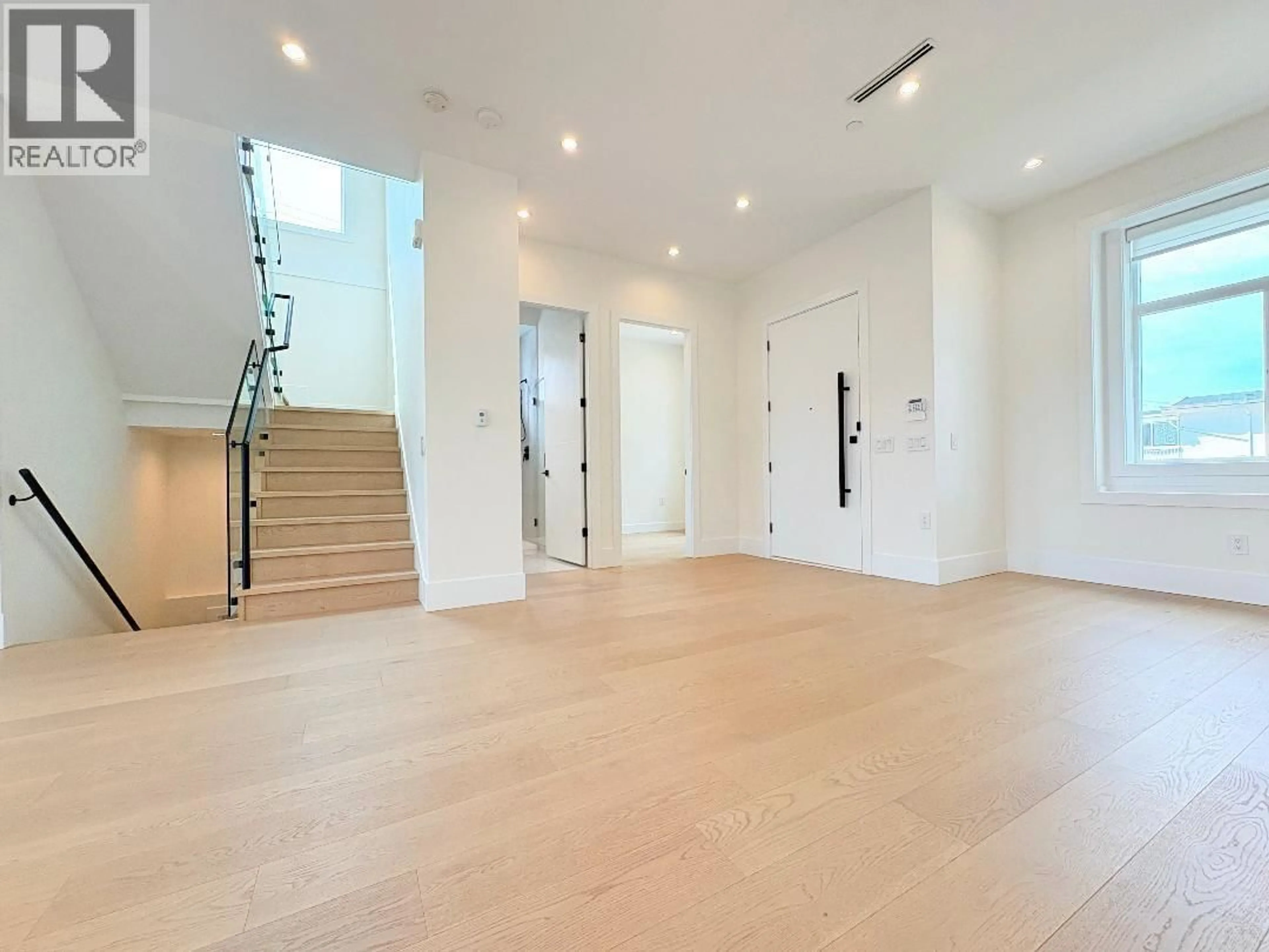 Indoor foyer for 2026 32ND AVENUE, Vancouver British Columbia V5N3B8