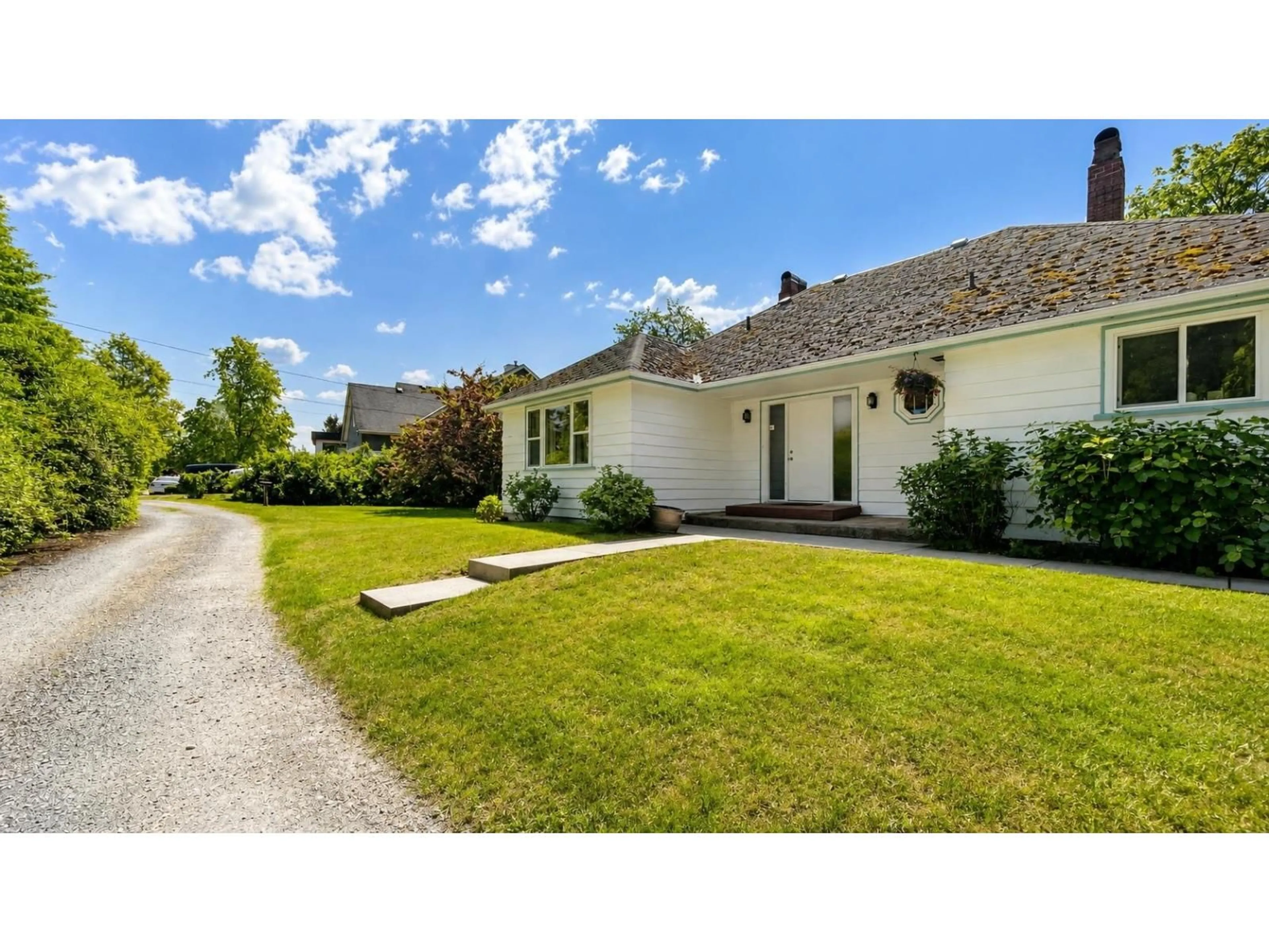 A pic from outside/outdoor area/front of a property/back of a property/a pic from drone, street for 34150 GLENWILL STREET, Abbotsford British Columbia V2S1X6