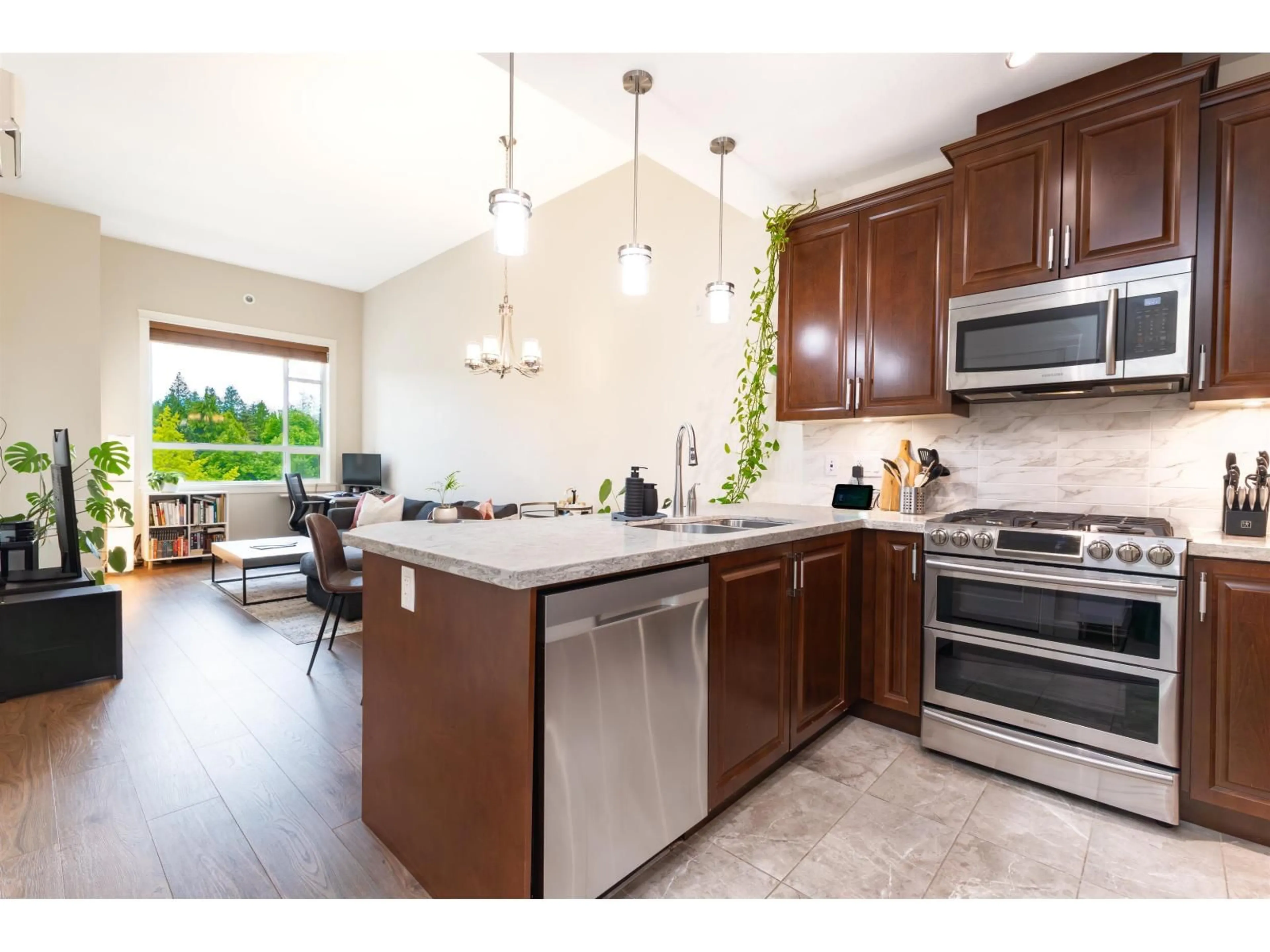 Open concept kitchen, ceramic/tile floor for 511 - 14588 MCDOUGALL DRIVE, Surrey British Columbia V4P0H1