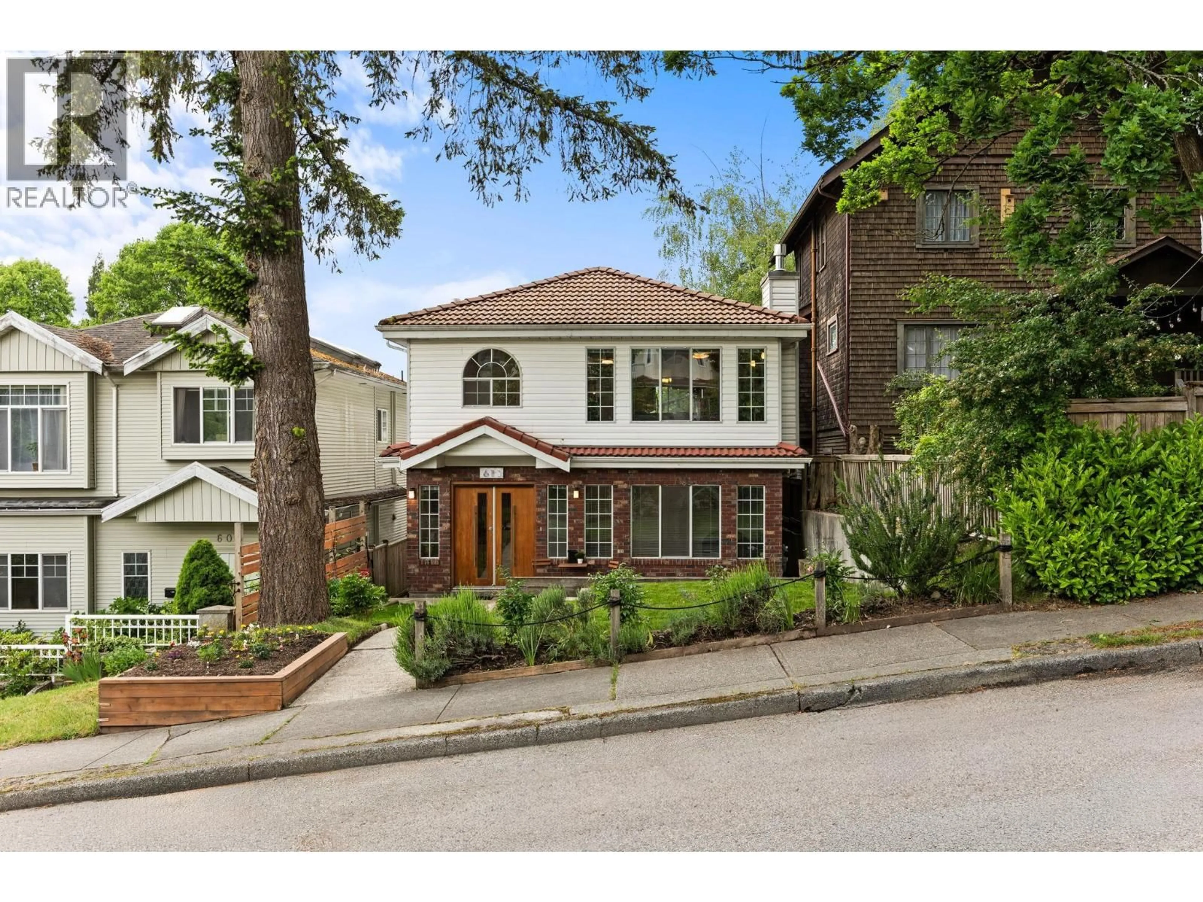 Home with brick exterior material, street for 611 22ND AVENUE, Vancouver British Columbia V5V1V3