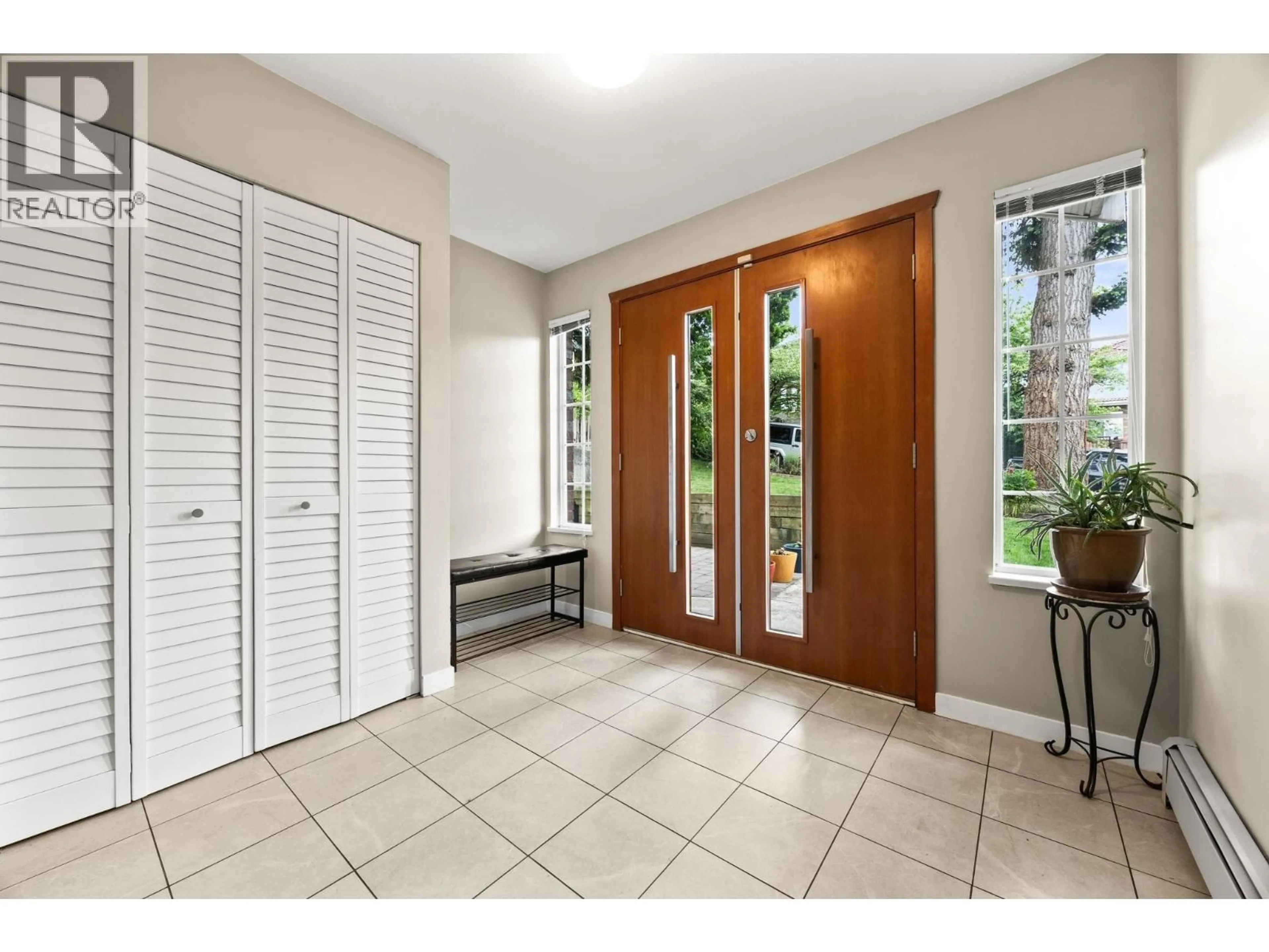 Indoor entryway for 611 22ND AVENUE, Vancouver British Columbia V5V1V3
