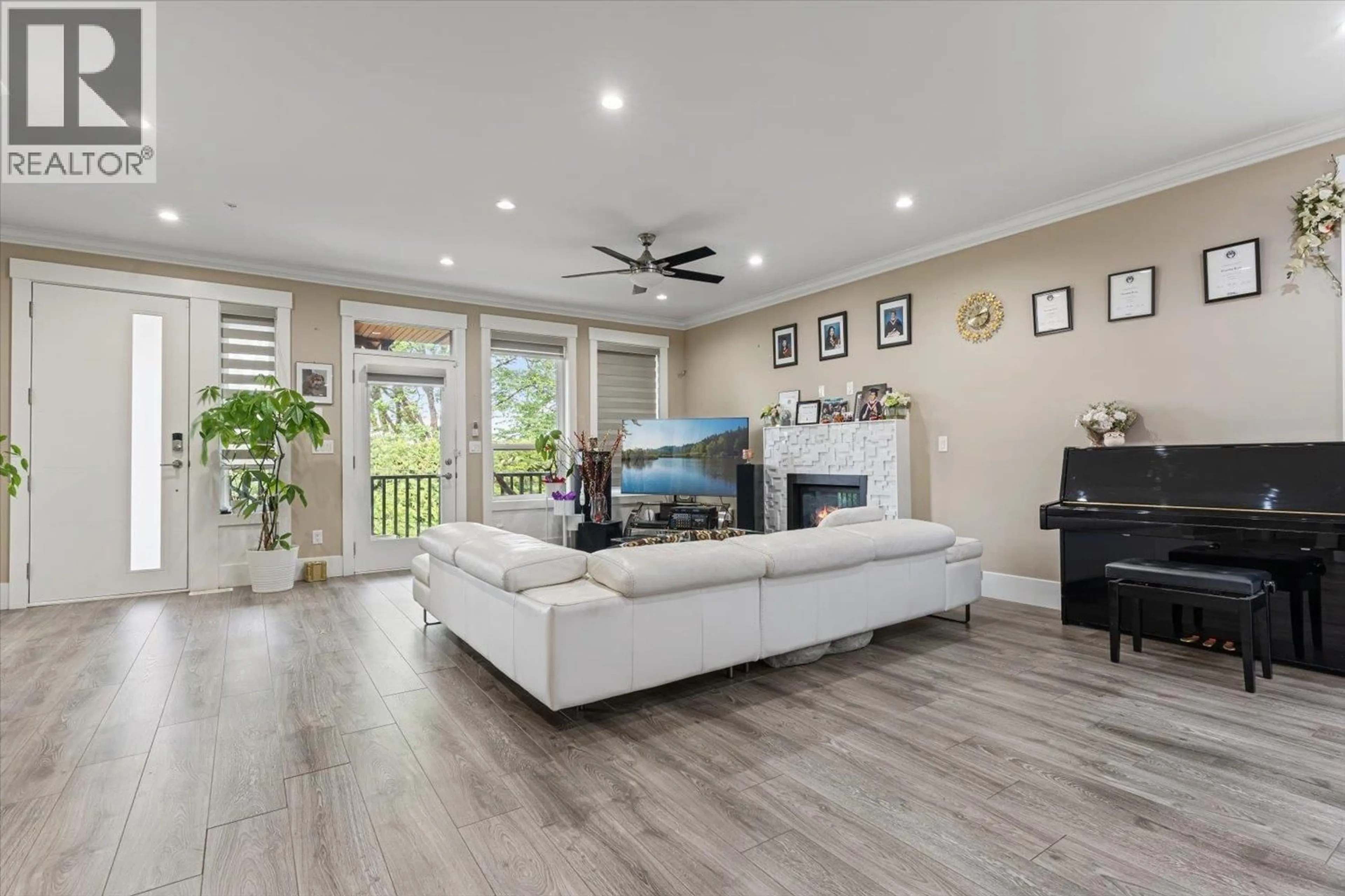 Living room with furniture, wood/laminate floor for 10166 JACKSON ROAD, Maple Ridge British Columbia V2W0H1