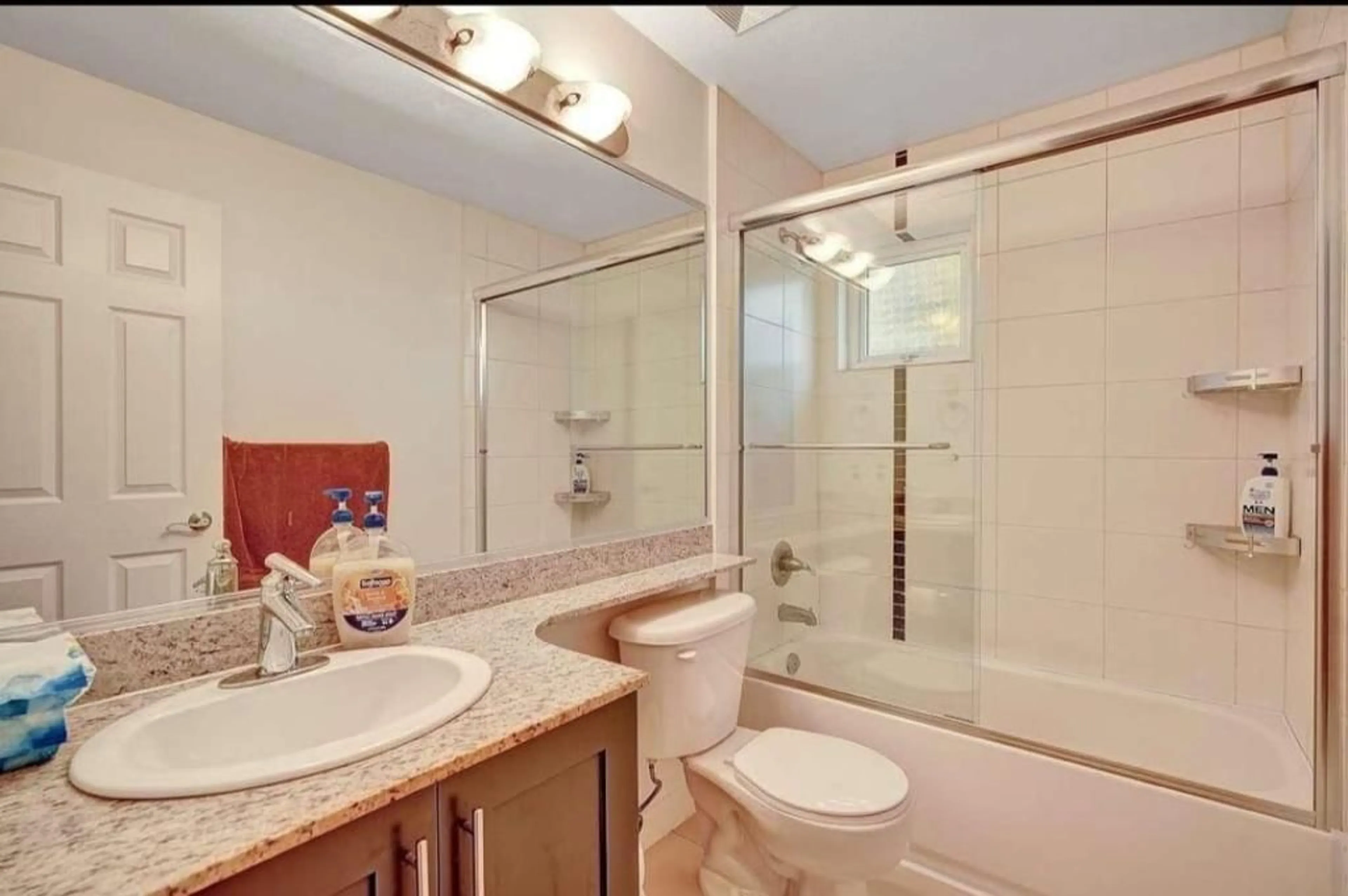 Standard bathroom, ceramic/tile floor for 125 - 13958 108 AVENUE, Surrey British Columbia V3T0B4