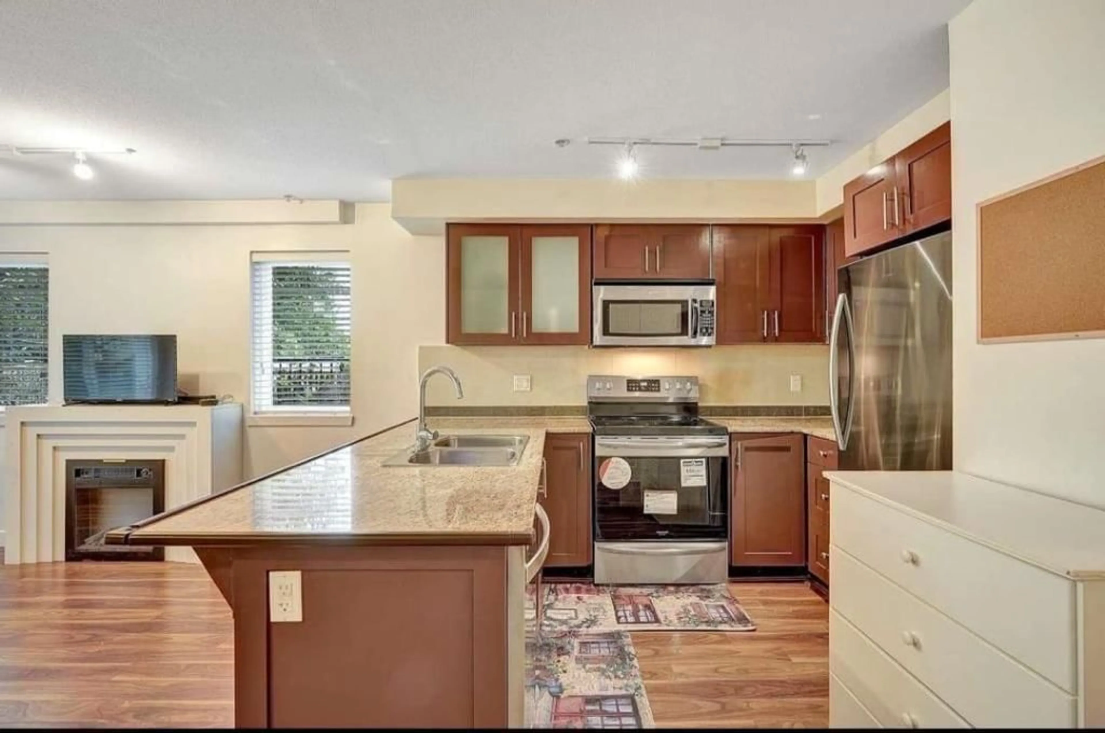 Open concept kitchen, ceramic/tile floor for 125 - 13958 108 AVENUE, Surrey British Columbia V3T0B4