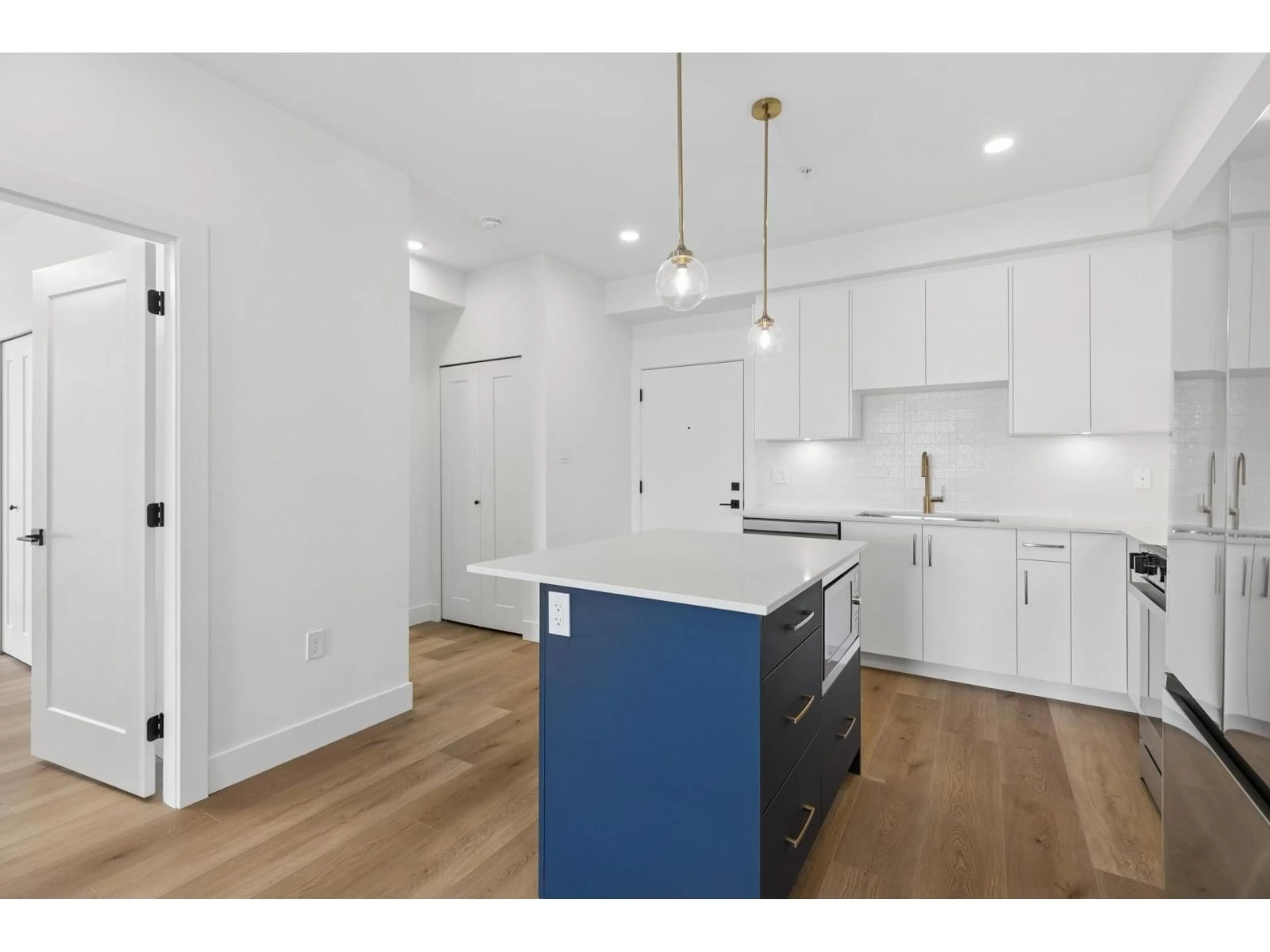 Open concept kitchen, wood/laminate floor for 102 - 20286 72B AVENUE, Langley British Columbia V2Y1T2