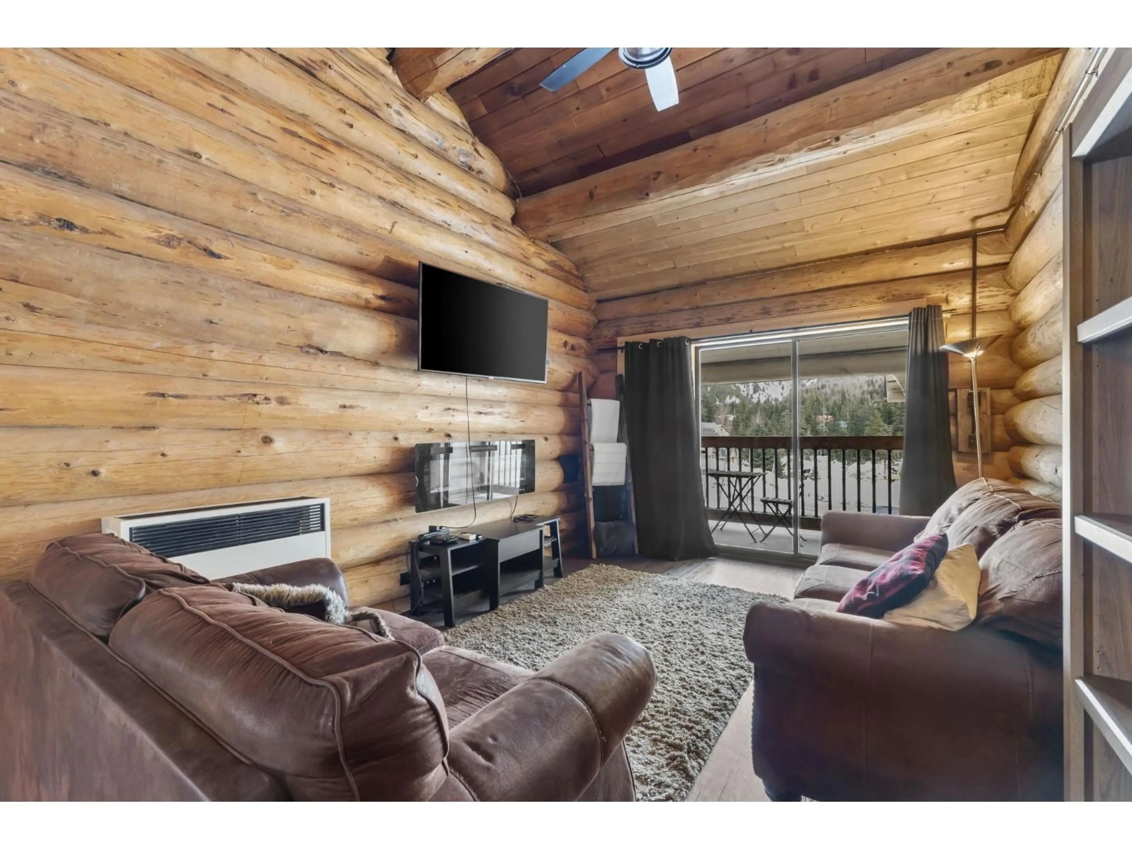 Living room with furniture, wood/laminate floor for 6 - 20649 EDELWEISS DRIVE, Agassiz British Columbia V0M1A1