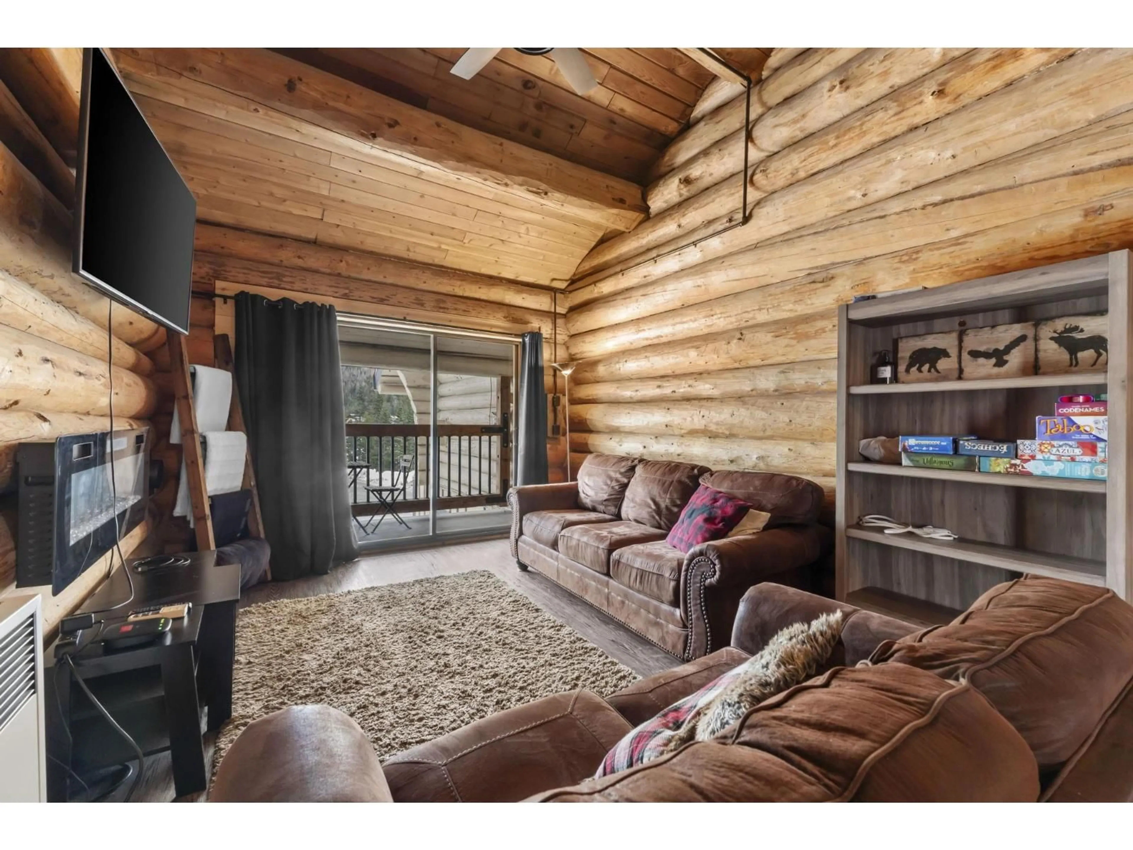 Living room with furniture, wood/laminate floor for 6 - 20649 EDELWEISS DRIVE, Agassiz British Columbia V0M1A1