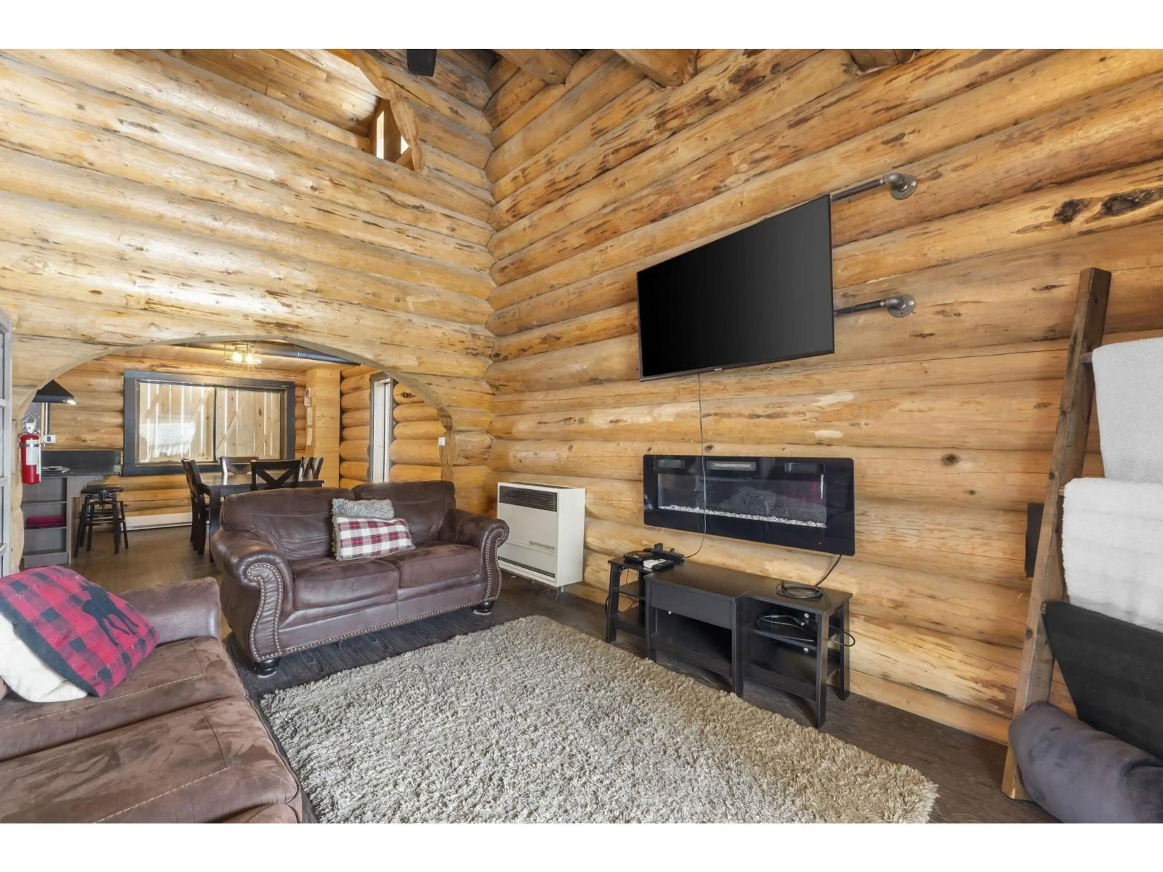 Home theater for 6 - 20649 EDELWEISS DRIVE, Agassiz British Columbia V0M1A1