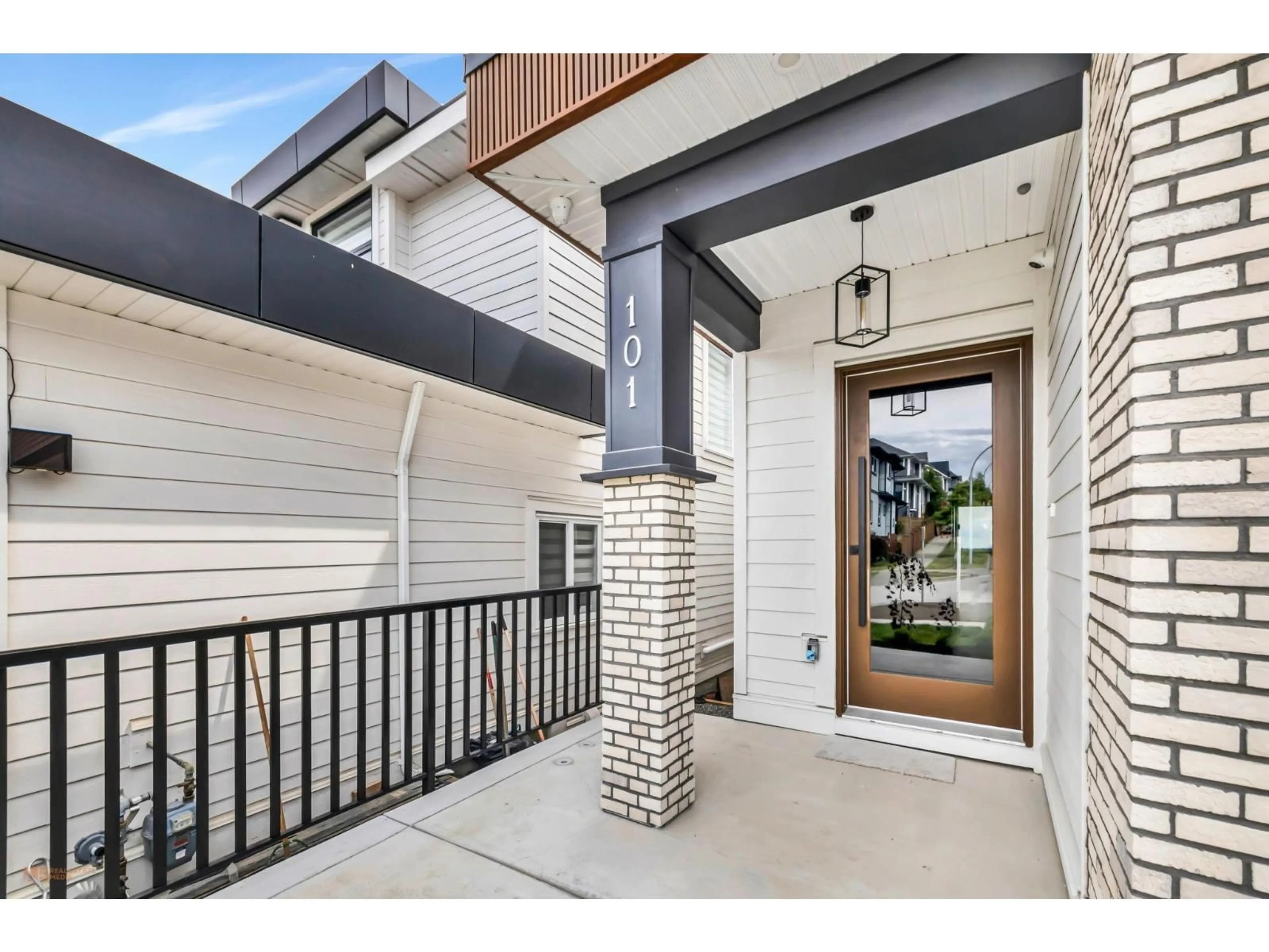 Indoor entryway for 101 - 16702 16A AVENUE, Surrey British Columbia V3Z0T3