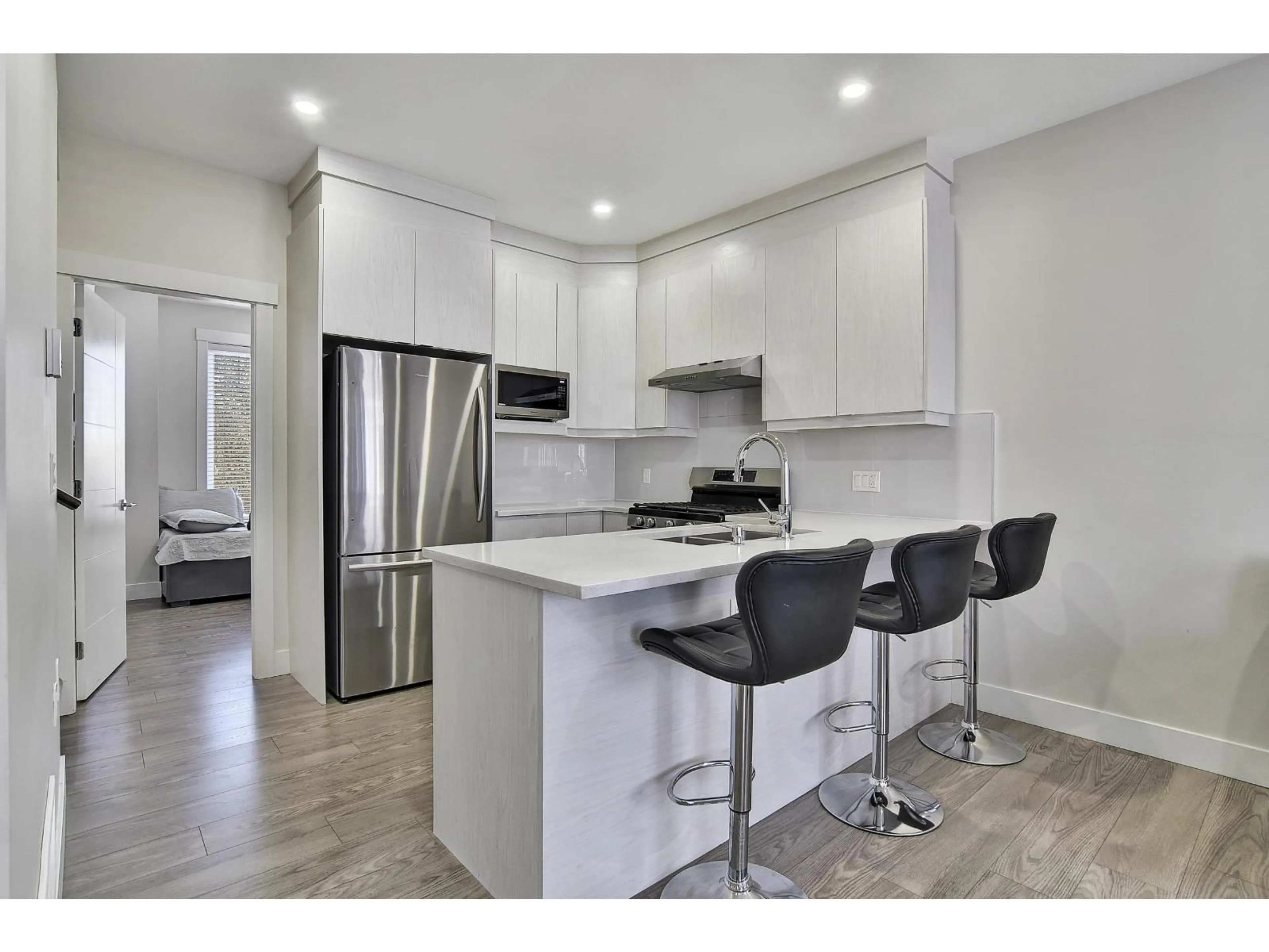 Open concept kitchen, wood/laminate floor for 27 - 8033 166B STREET, Surrey British Columbia V4N0G7