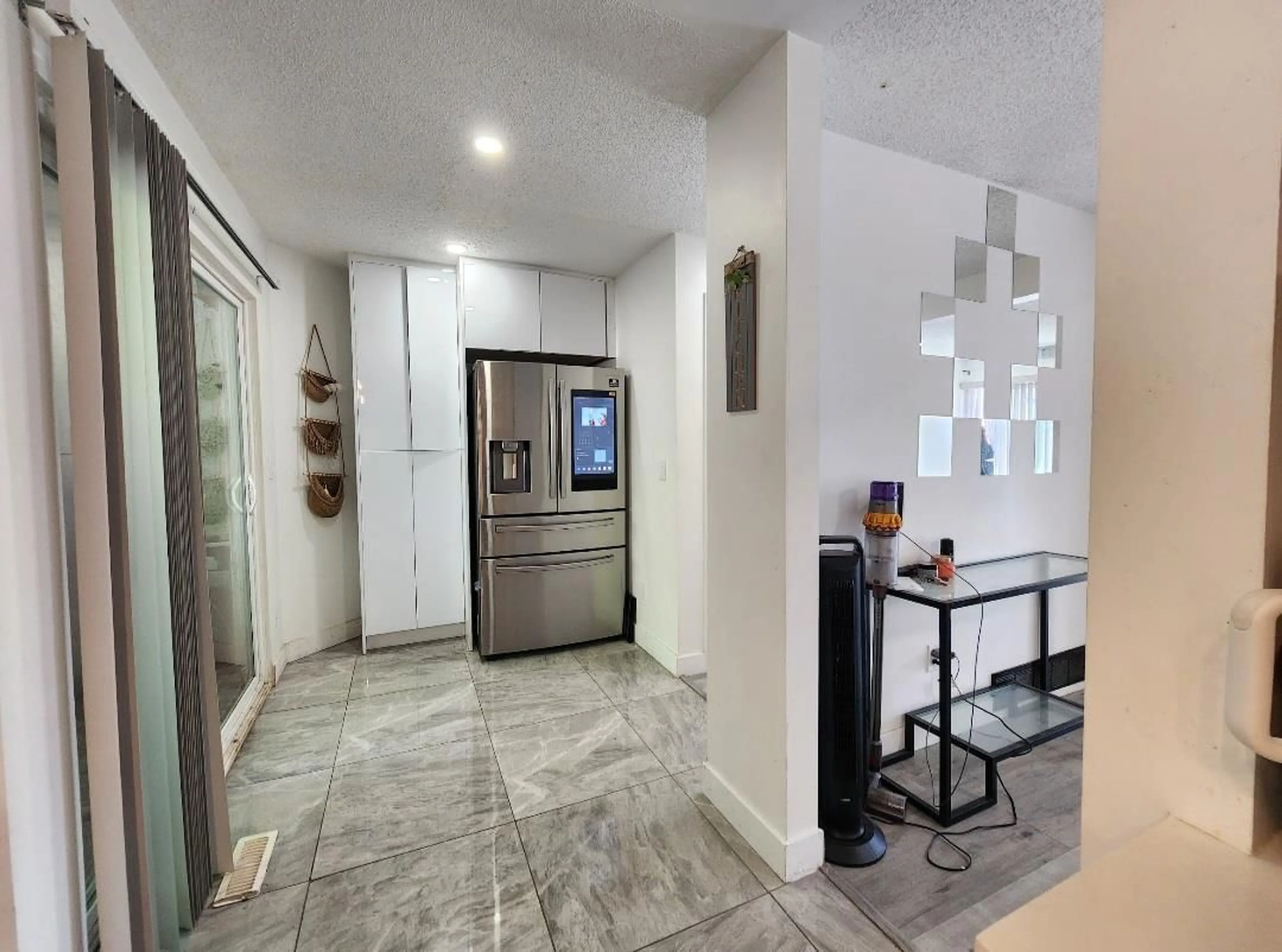 Indoor foyer for 21 - 32705 FRASER CRESCENT, Mission British Columbia V2V1C9