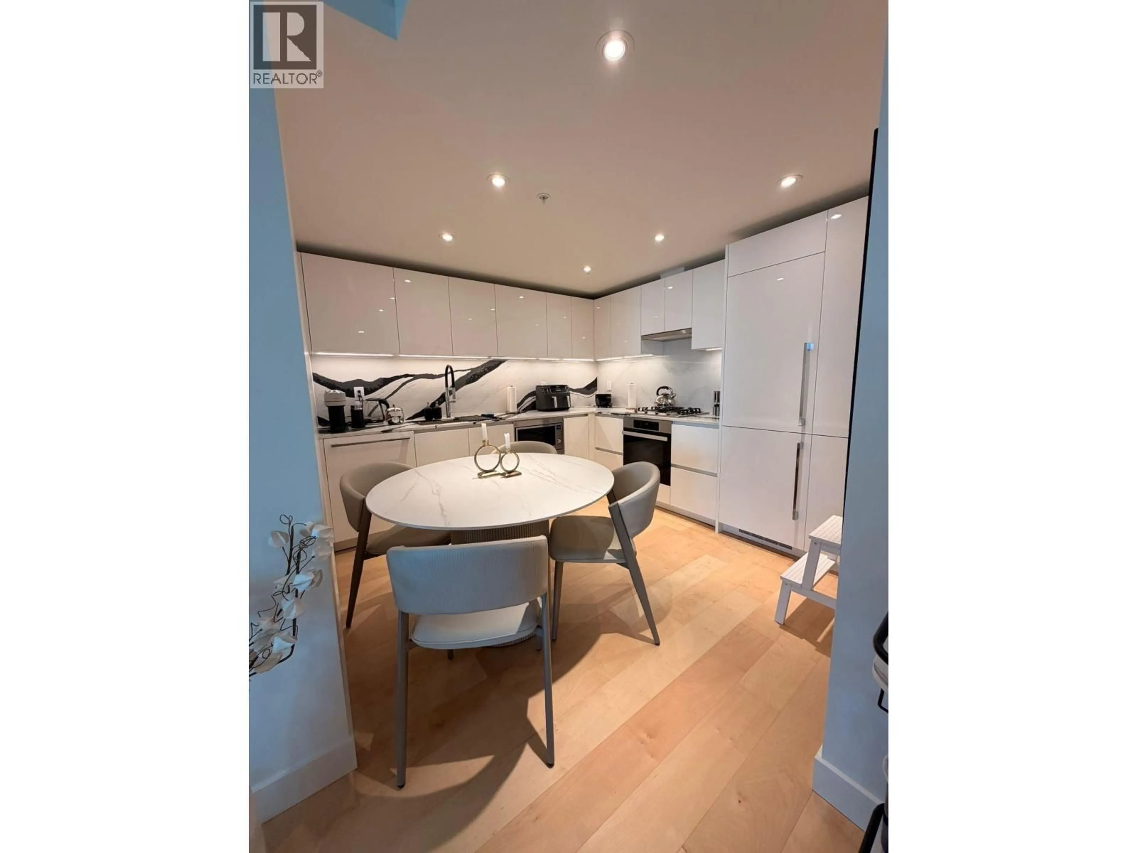 Open concept kitchen, wood/laminate floor for 515 - 135 13TH STREET, North Vancouver British Columbia V7L0J8