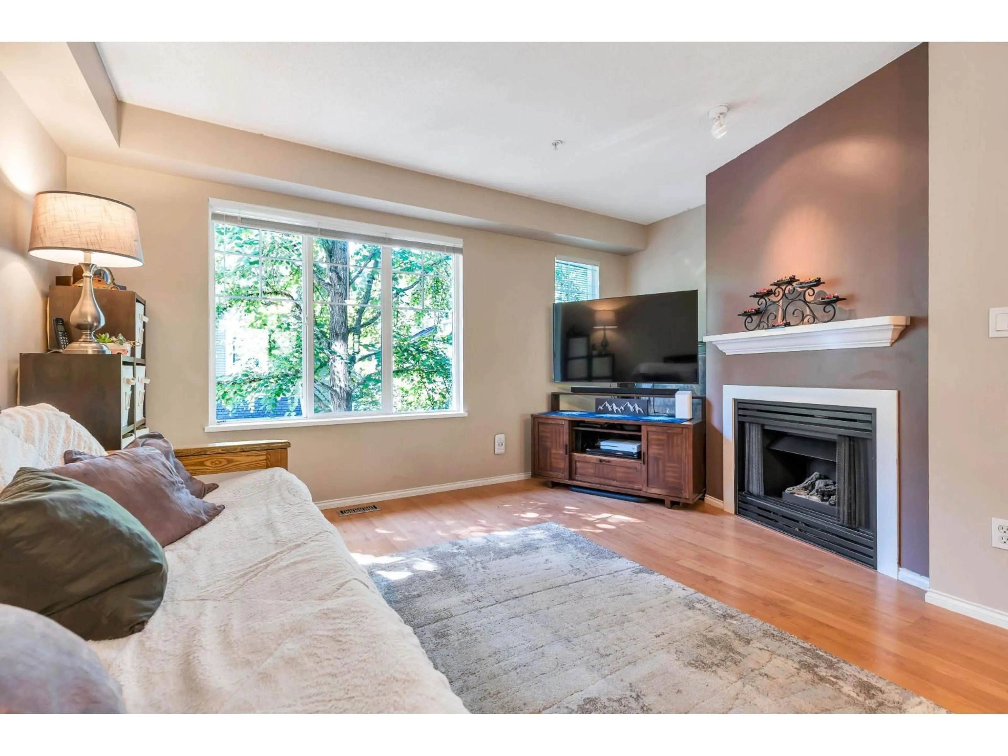 Living room with furniture, wood/laminate floor for 30 - 20176 68 AVENUE, Langley British Columbia V2Y2X7