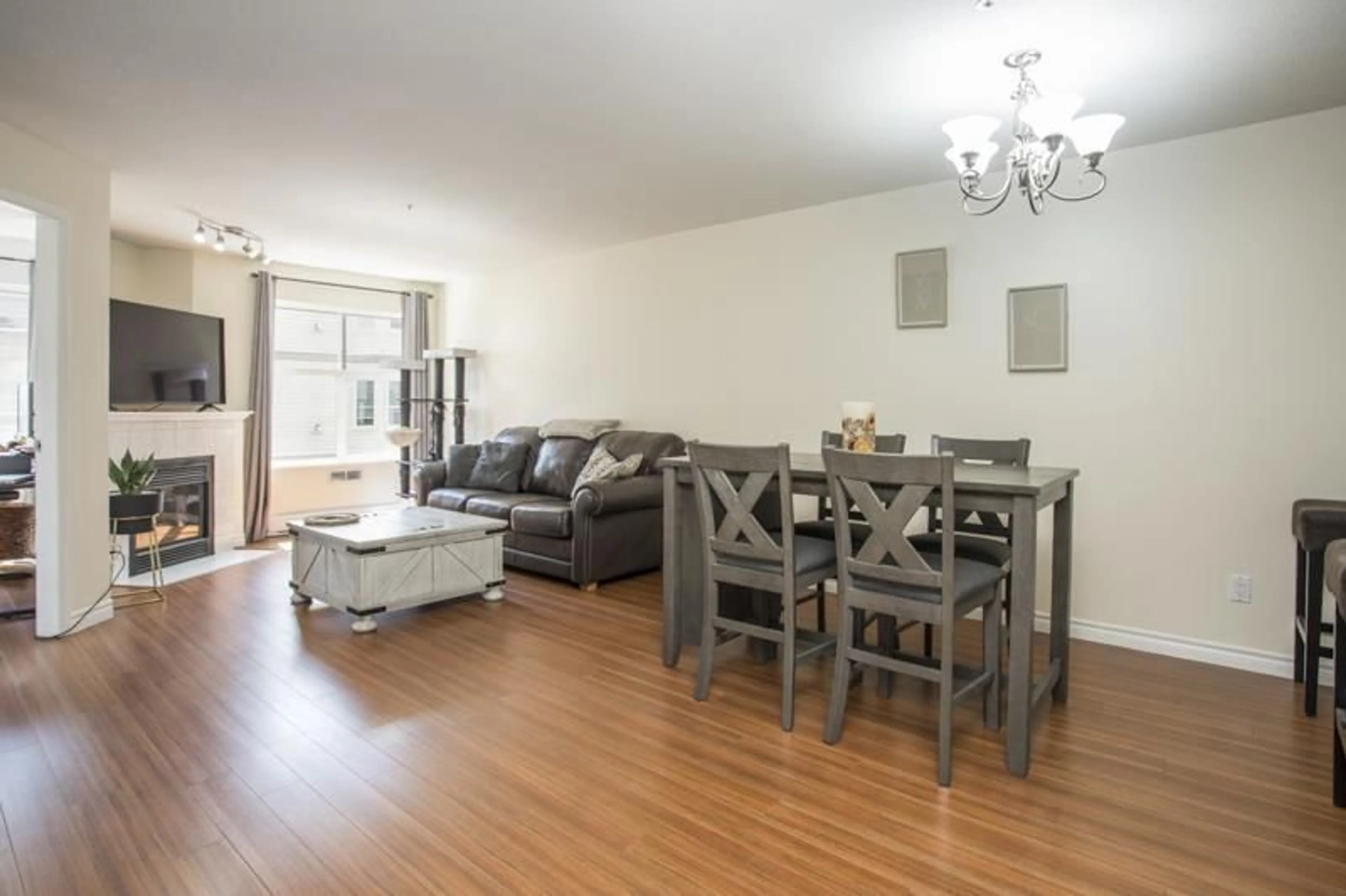Living room with furniture, wood/laminate floor for 213 - 12739 72 AVENUE, Surrey British Columbia V3W2M7