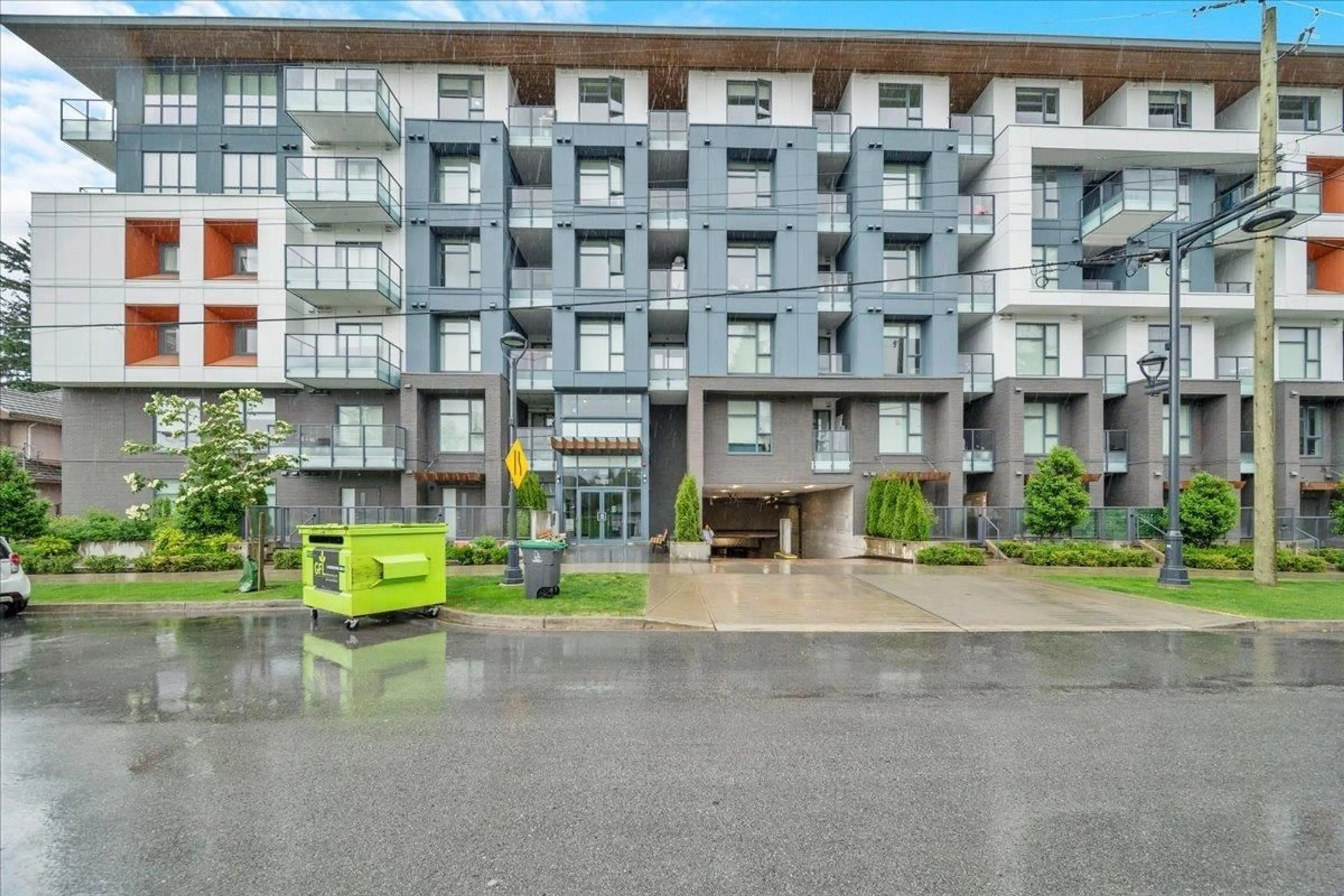 Patio, building for W621 - 10828 139A STREET, Surrey British Columbia V3R0H3