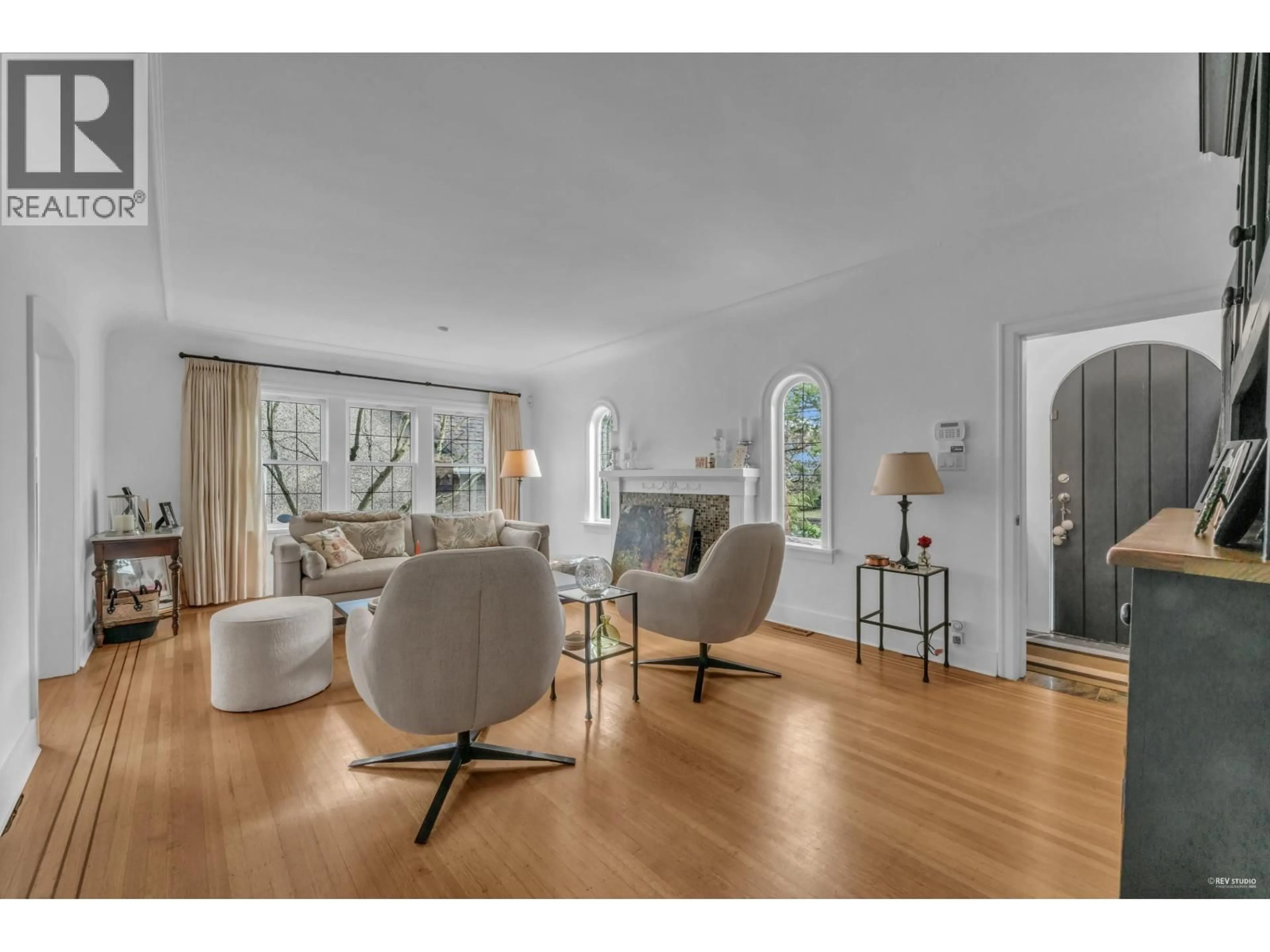 Living room with furniture, wood/laminate floor for 295 23RD AVENUE, Vancouver British Columbia V5Y2H2