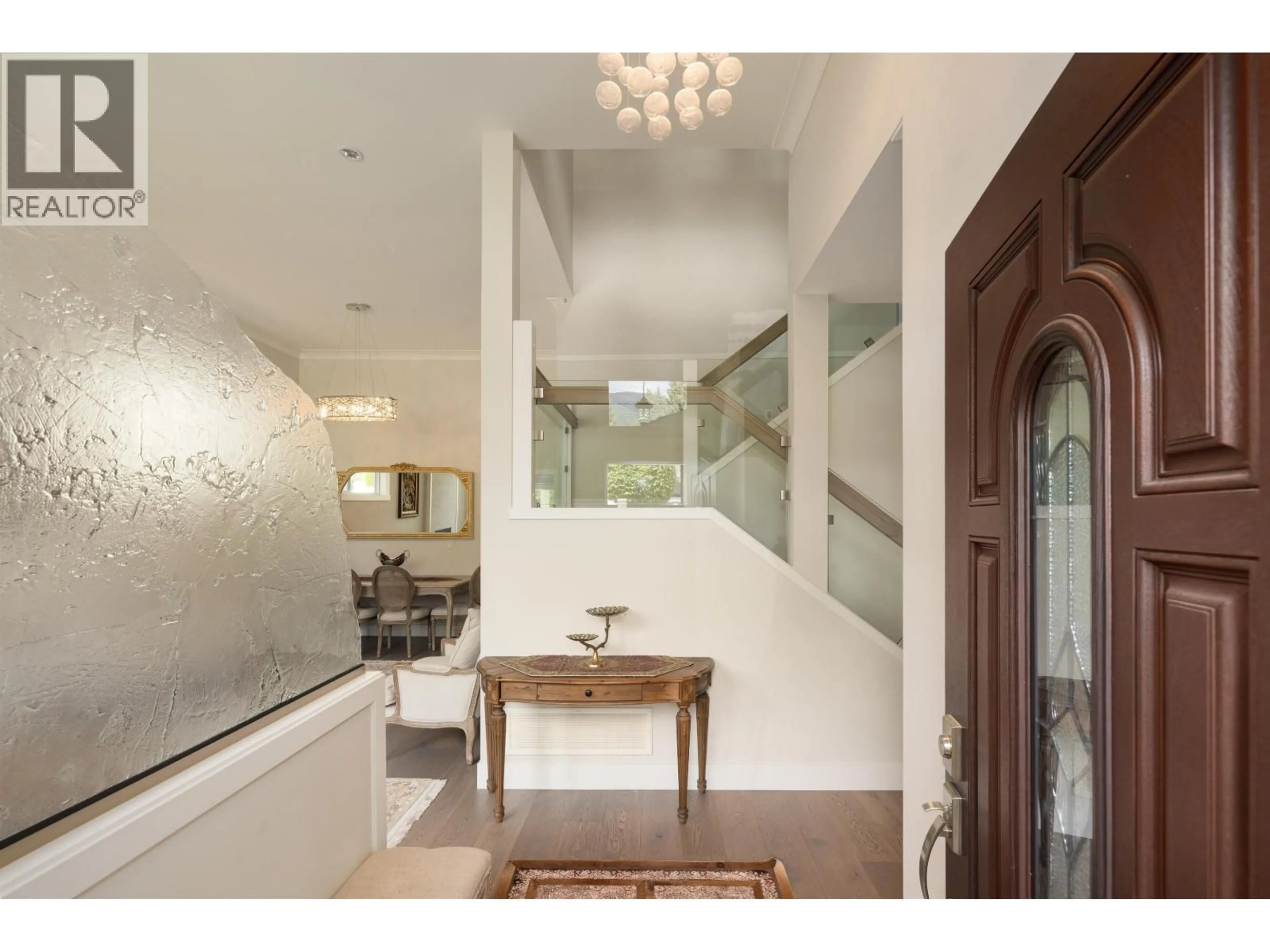 Indoor foyer for 481 WINDSOR ROAD, North Vancouver British Columbia V7N2N5