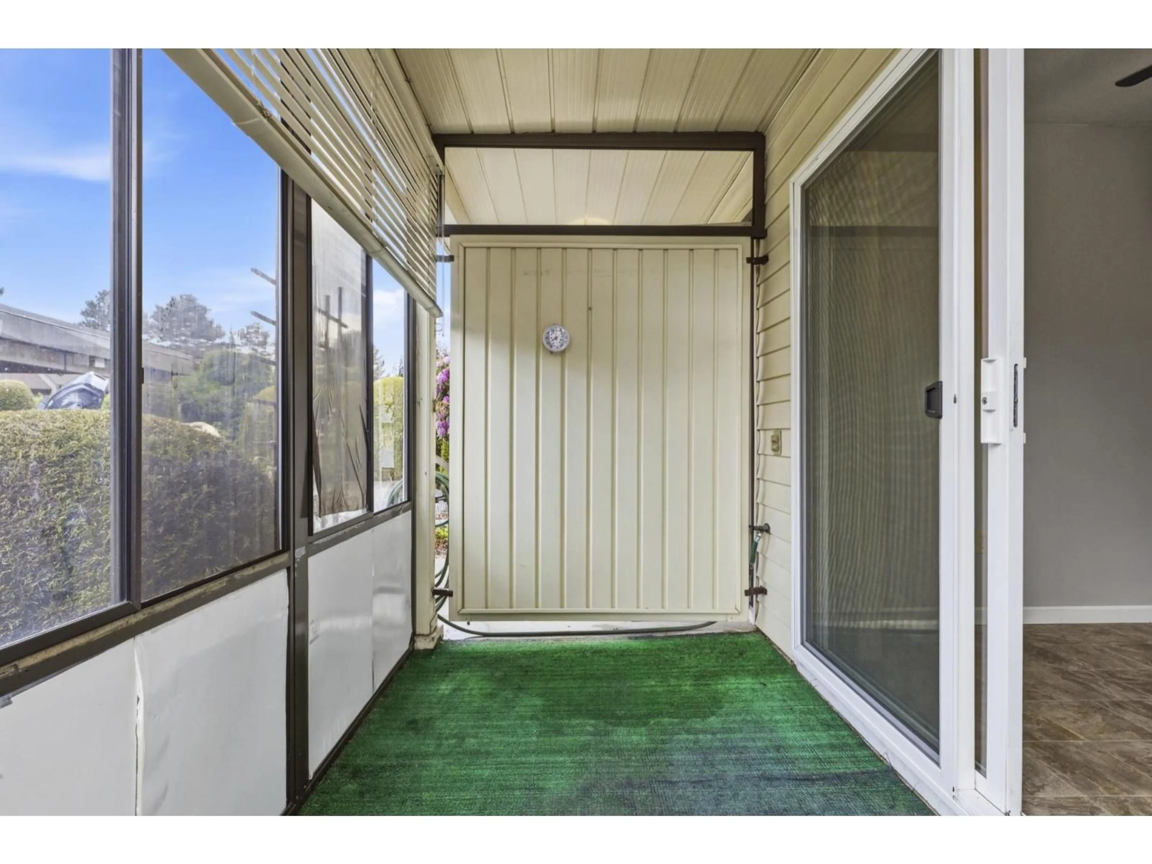 Indoor entryway for 108 - 2853 BOURQUIN CRESCENT WEST, Abbotsford British Columbia V2S6H6