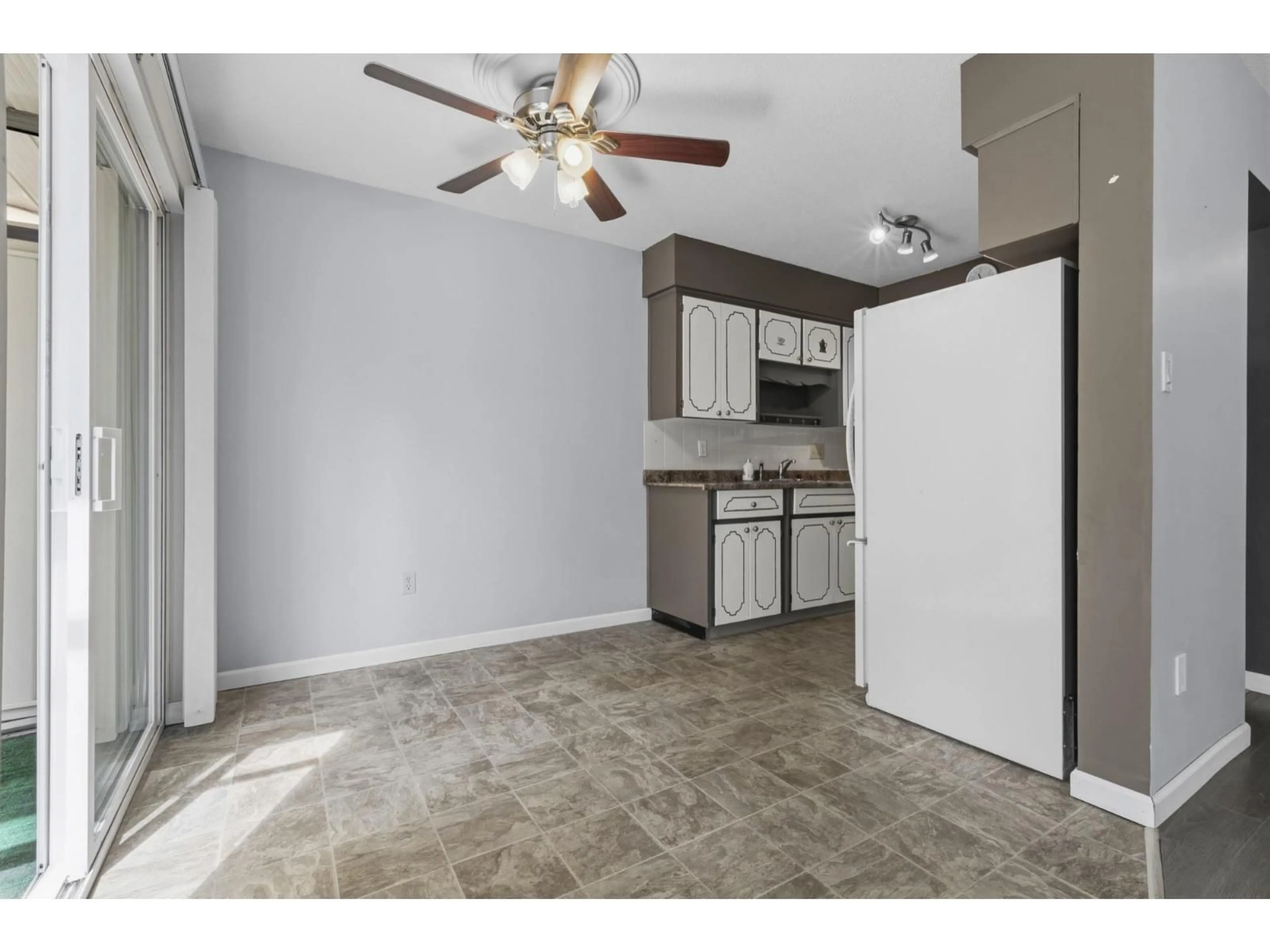 Standard kitchen, unknown for 108 - 2853 BOURQUIN CRESCENT WEST, Abbotsford British Columbia V2S6H6