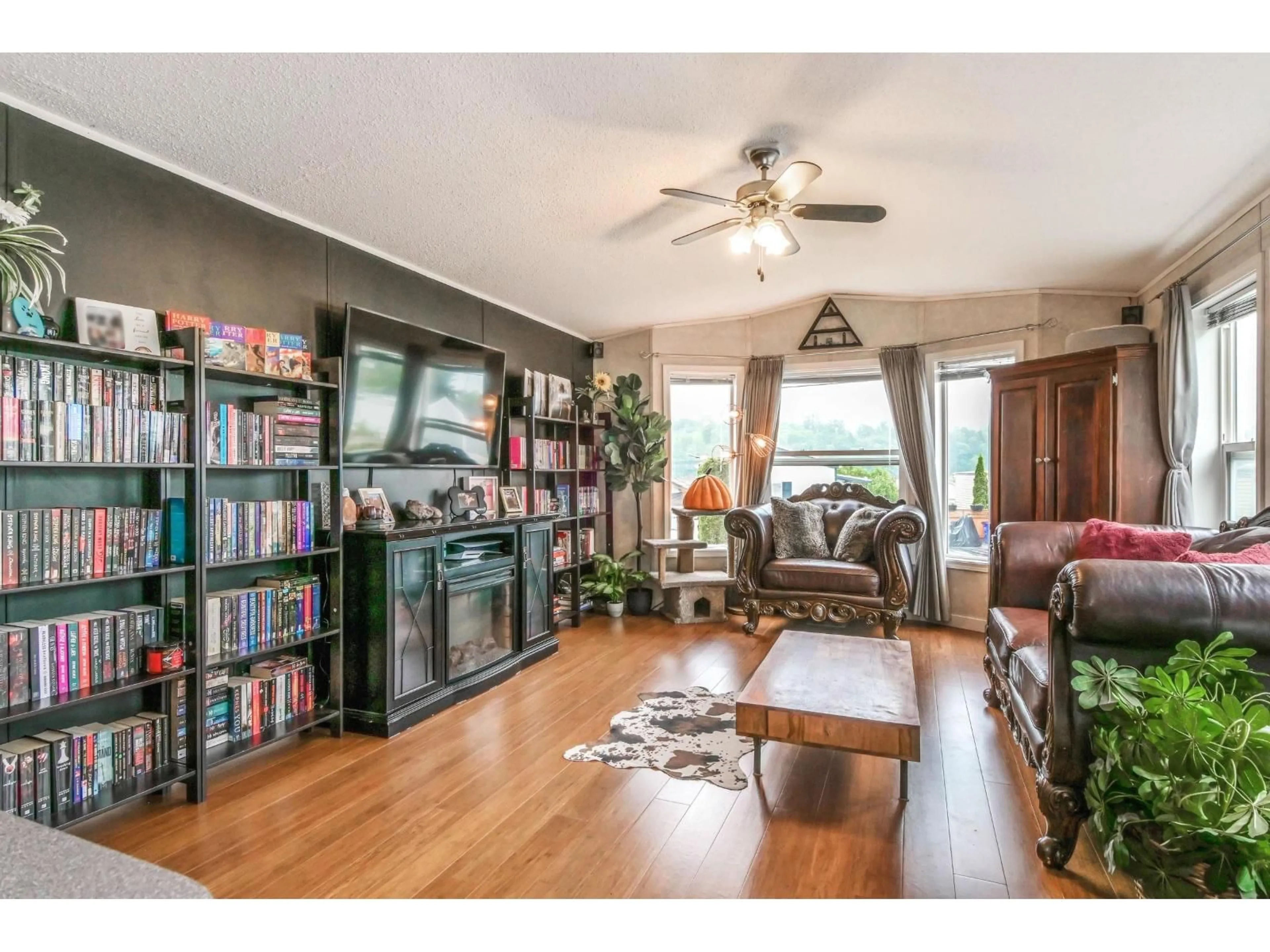 Living room with furniture, wood/laminate floor for 19 - 9960 WILSON STREET, Mission British Columbia V4S1B3
