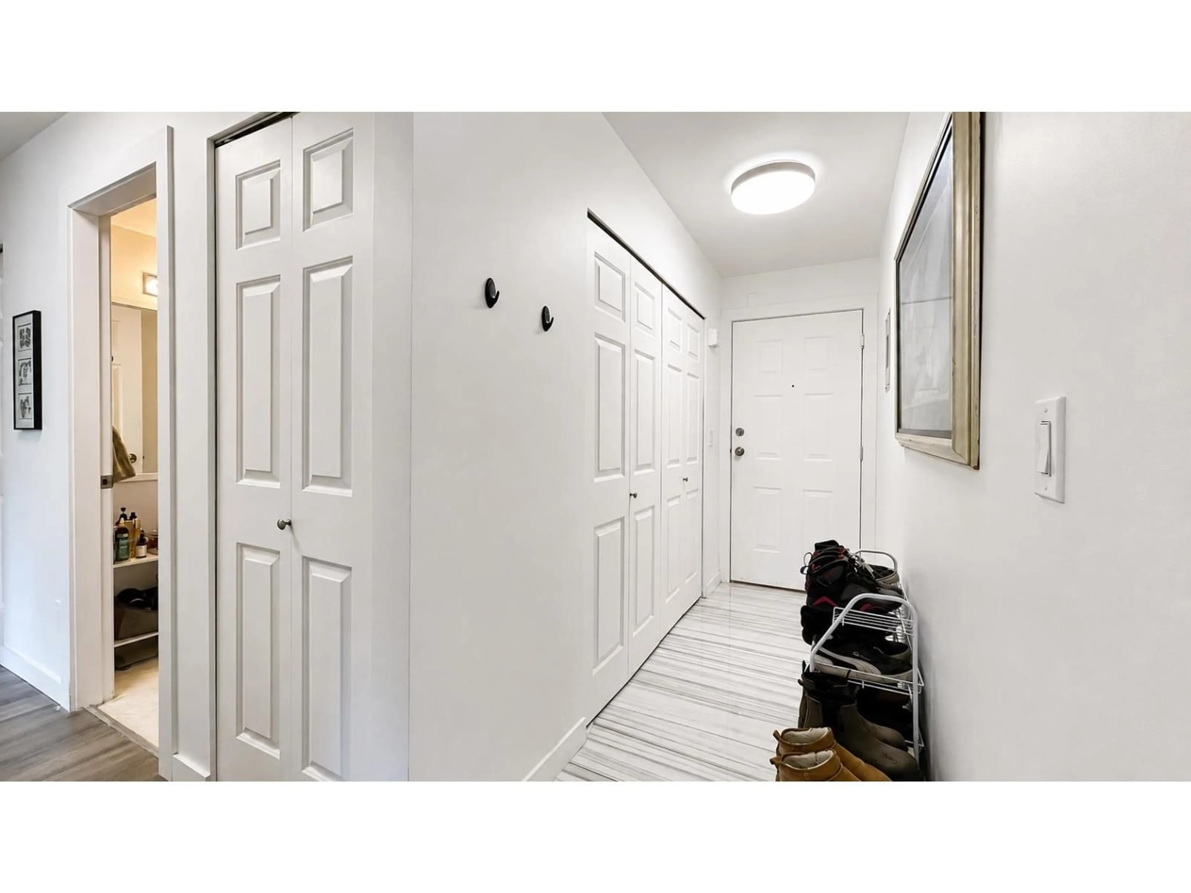 Indoor entryway for 4 - 32821 6TH AVENUE, Mission British Columbia V2V6L1