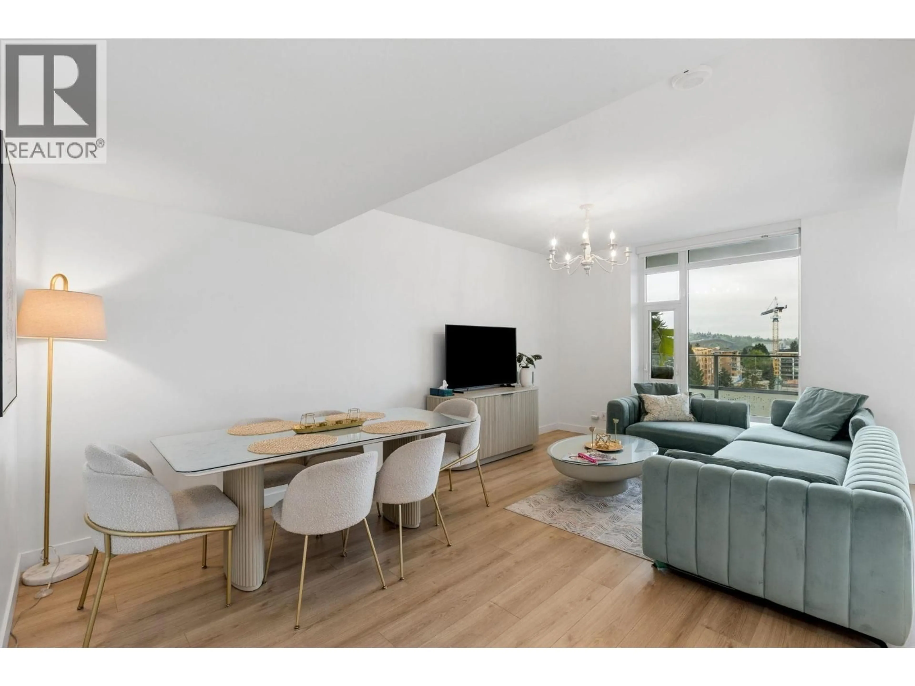 Living room with furniture, wood/laminate floor for 611 - 1500 FERN STREET, North Vancouver British Columbia V7J0E6