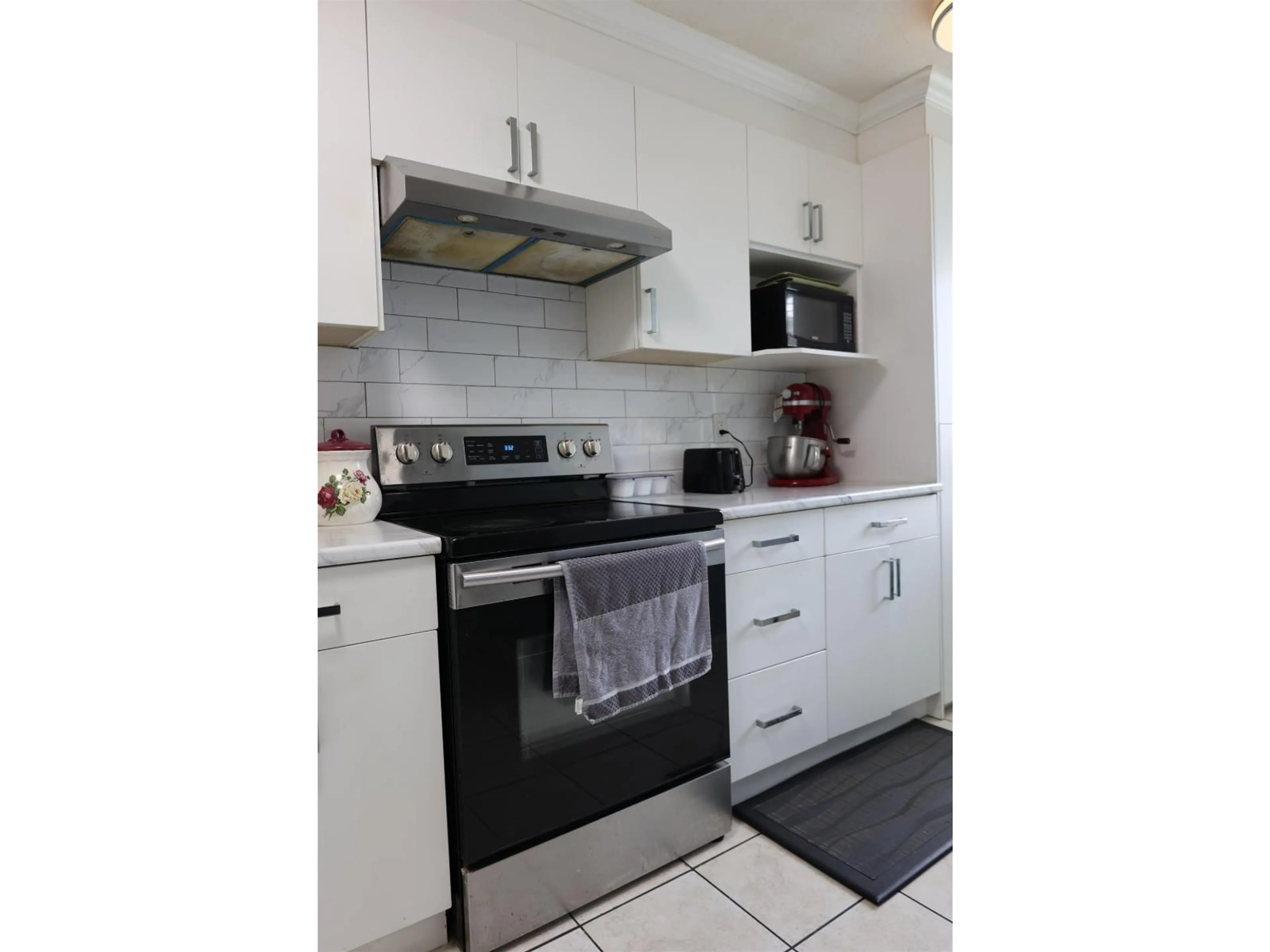 Standard kitchen, ceramic/tile floor for 20 - 3075 TRETHEWEY STREET, Abbotsford British Columbia V2T3R4