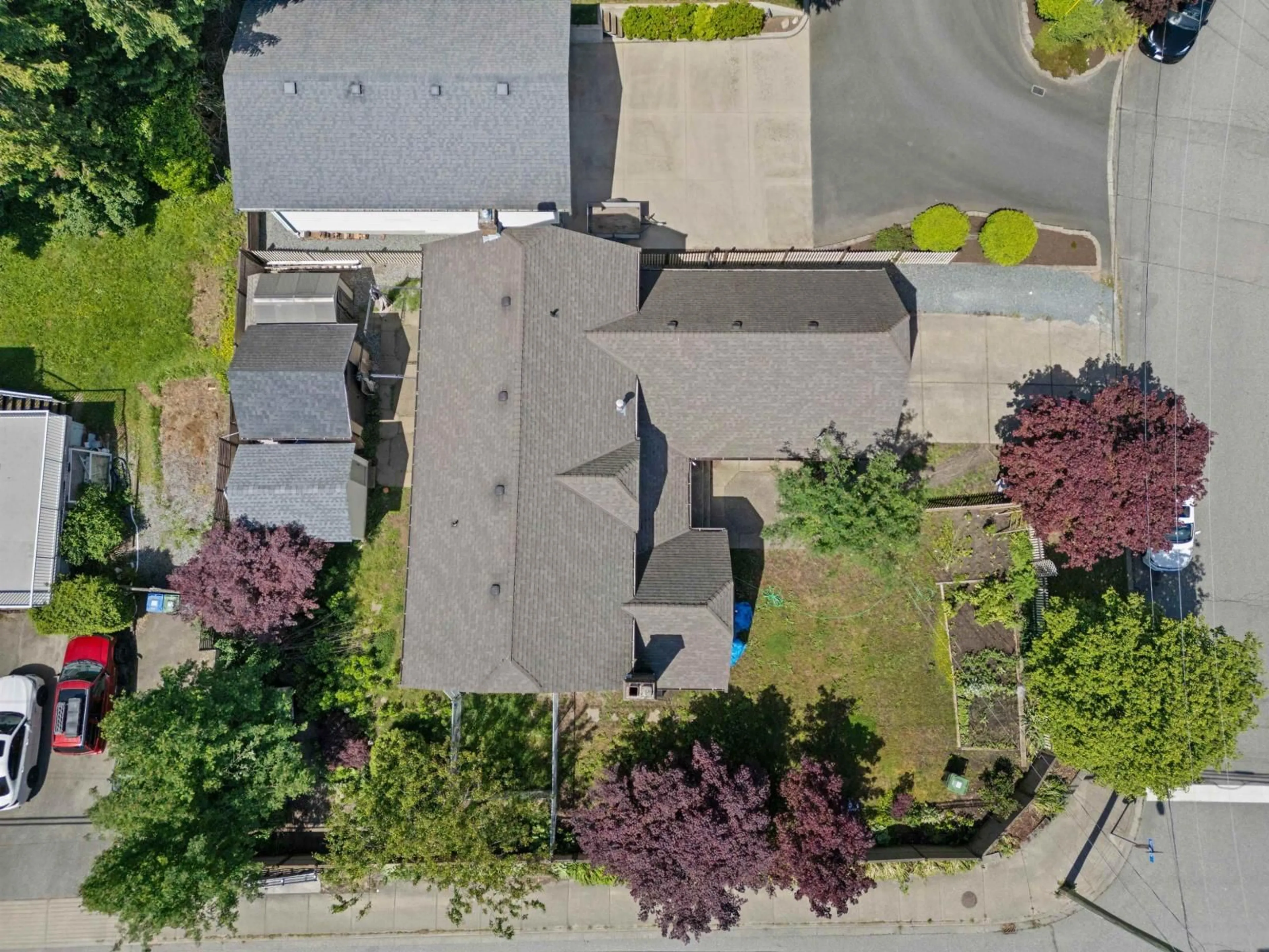 A pic from outside/outdoor area/front of a property/back of a property/a pic from drone, street for 1648 KEMPLEY COURT, Abbotsford British Columbia V2S5A6