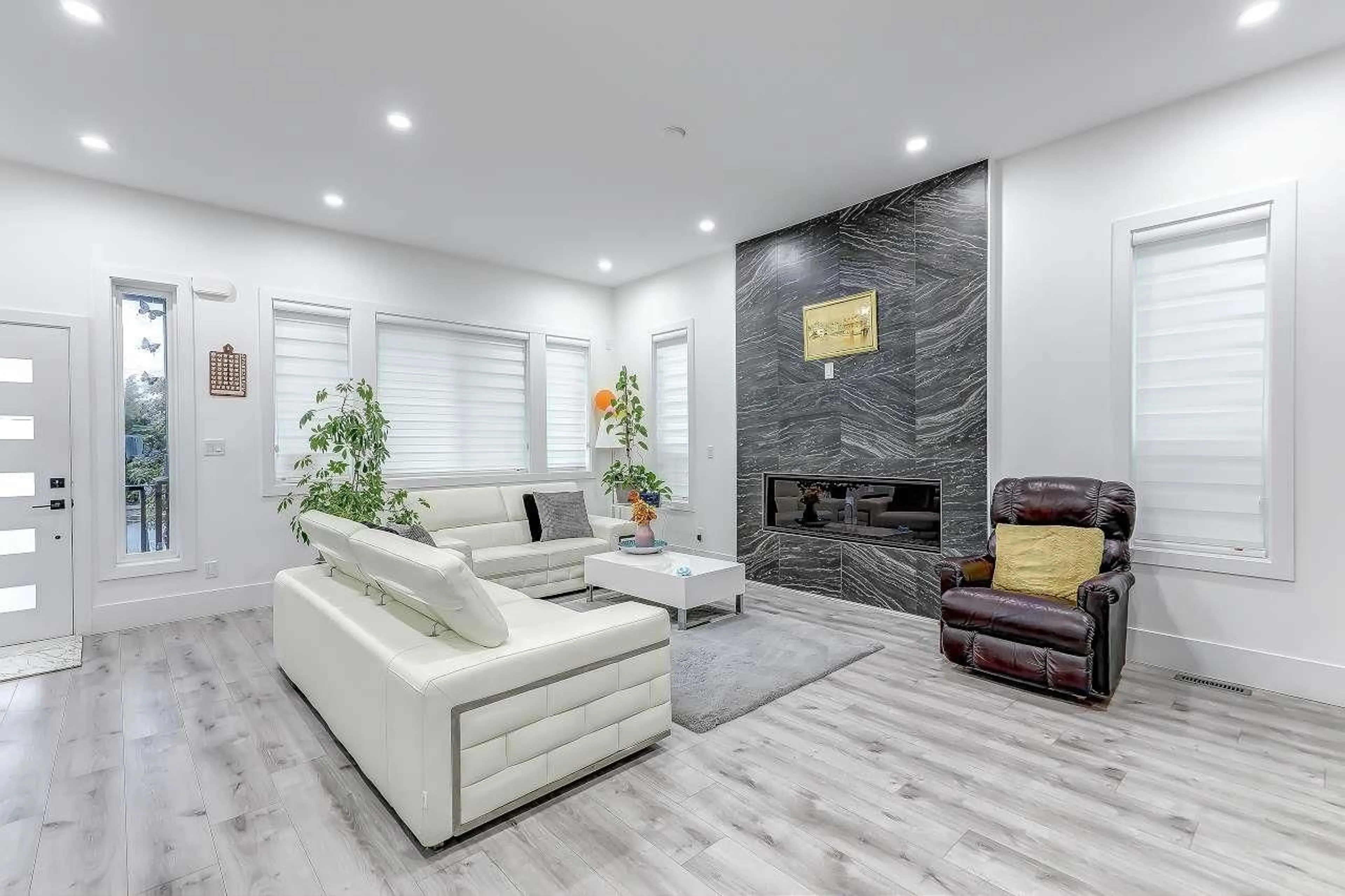 Living room with furniture, unknown for 19240 ALOHA DRIVE, Surrey British Columbia V4N6T9