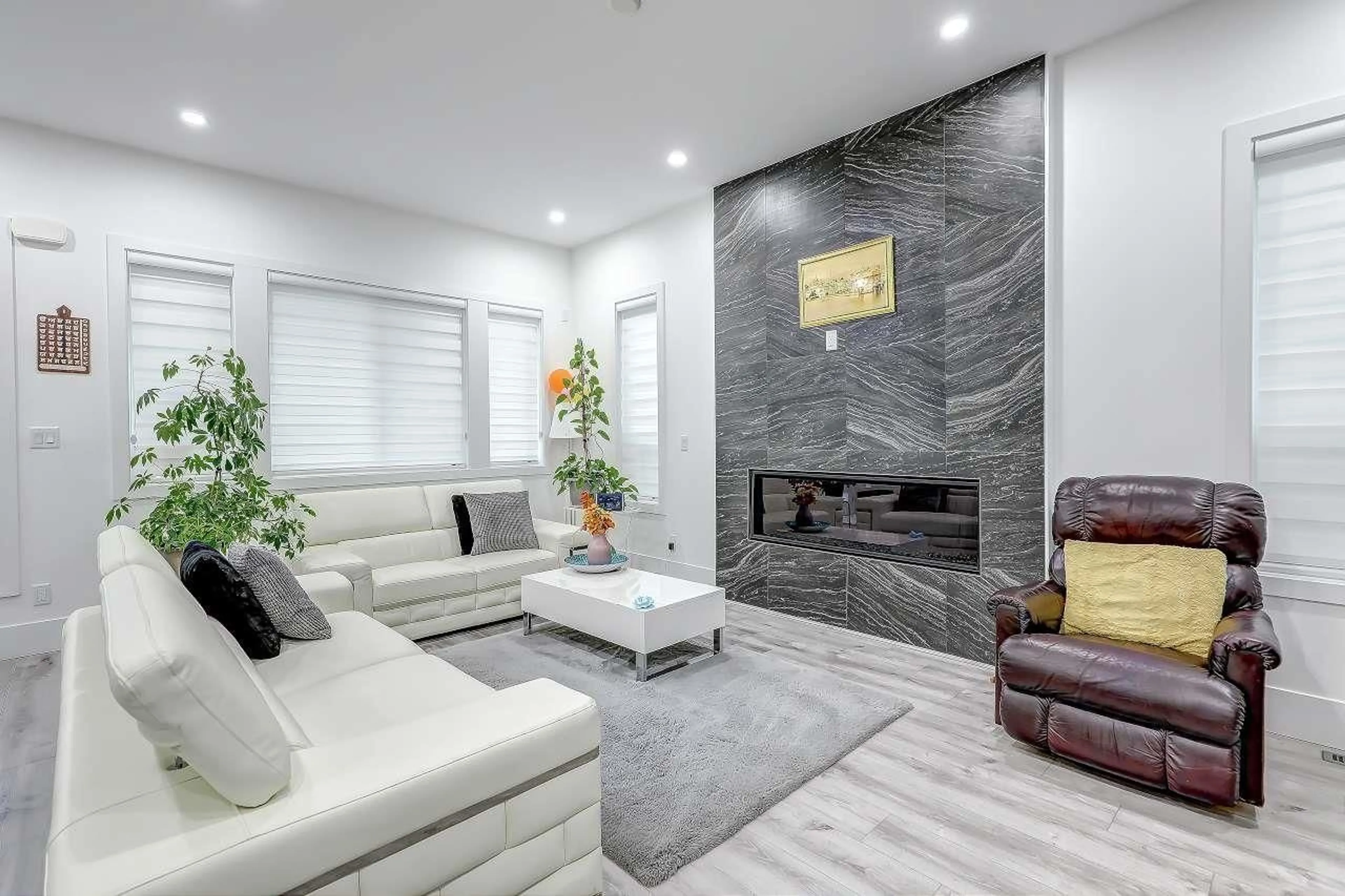 Living room with furniture, unknown for 19240 ALOHA DRIVE, Surrey British Columbia V4N6T9