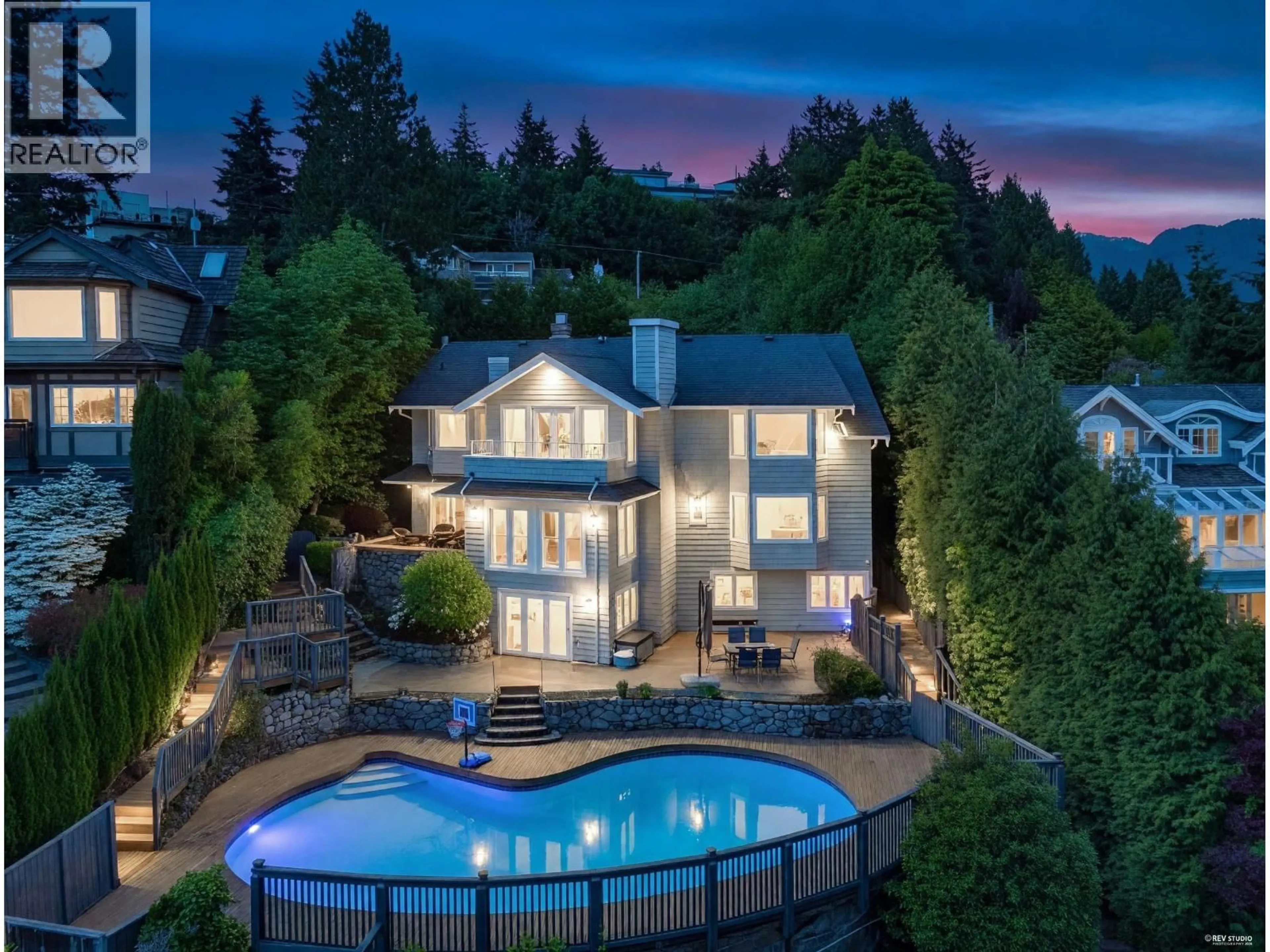 A pic from outside/outdoor area/front of a property/back of a property/a pic from drone, unknown for 880 YOUNETTE DRIVE, West Vancouver British Columbia V7T1S9