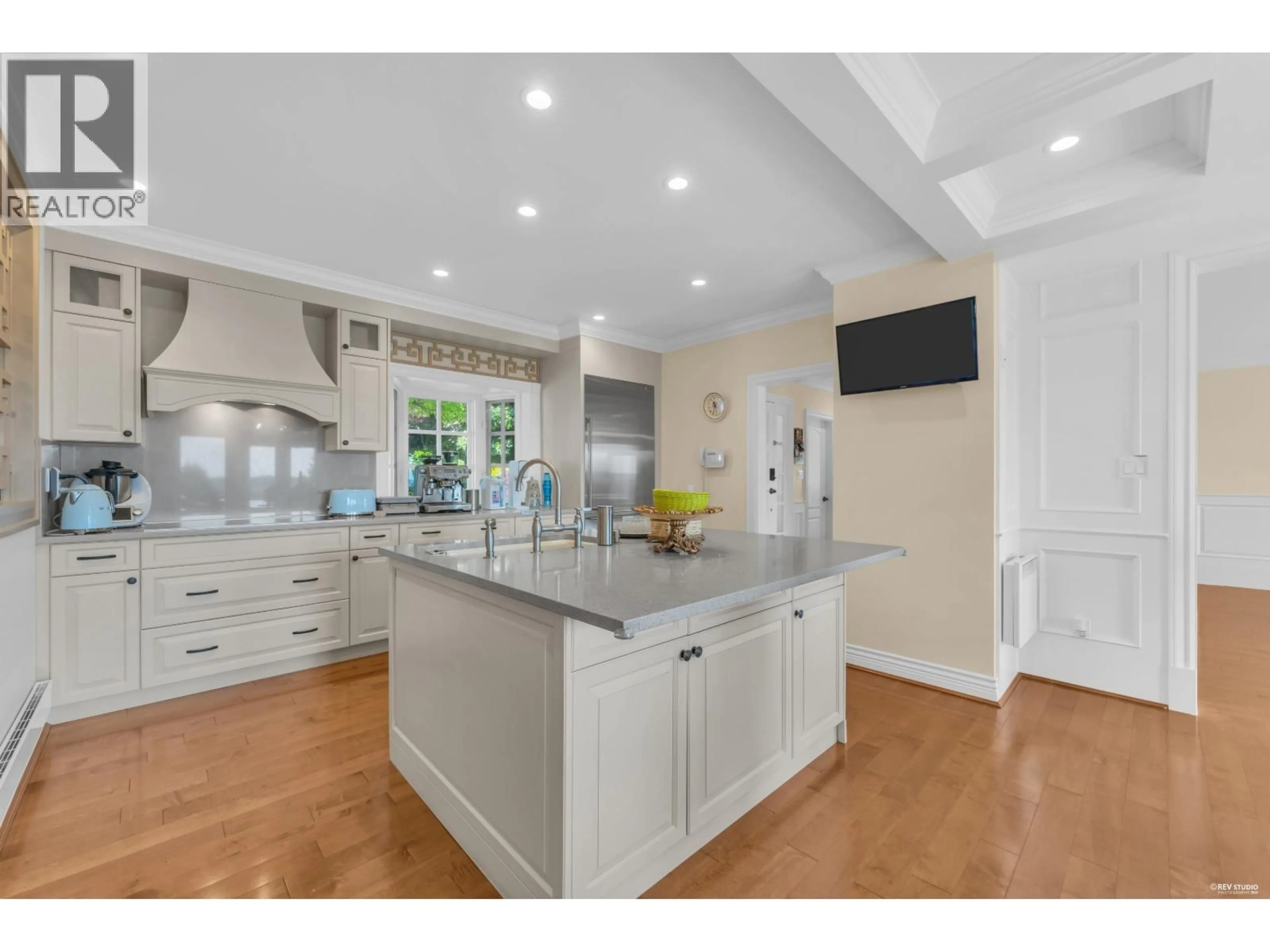 Open concept kitchen, ceramic/tile floor for 880 YOUNETTE DRIVE, West Vancouver British Columbia V7T1S9