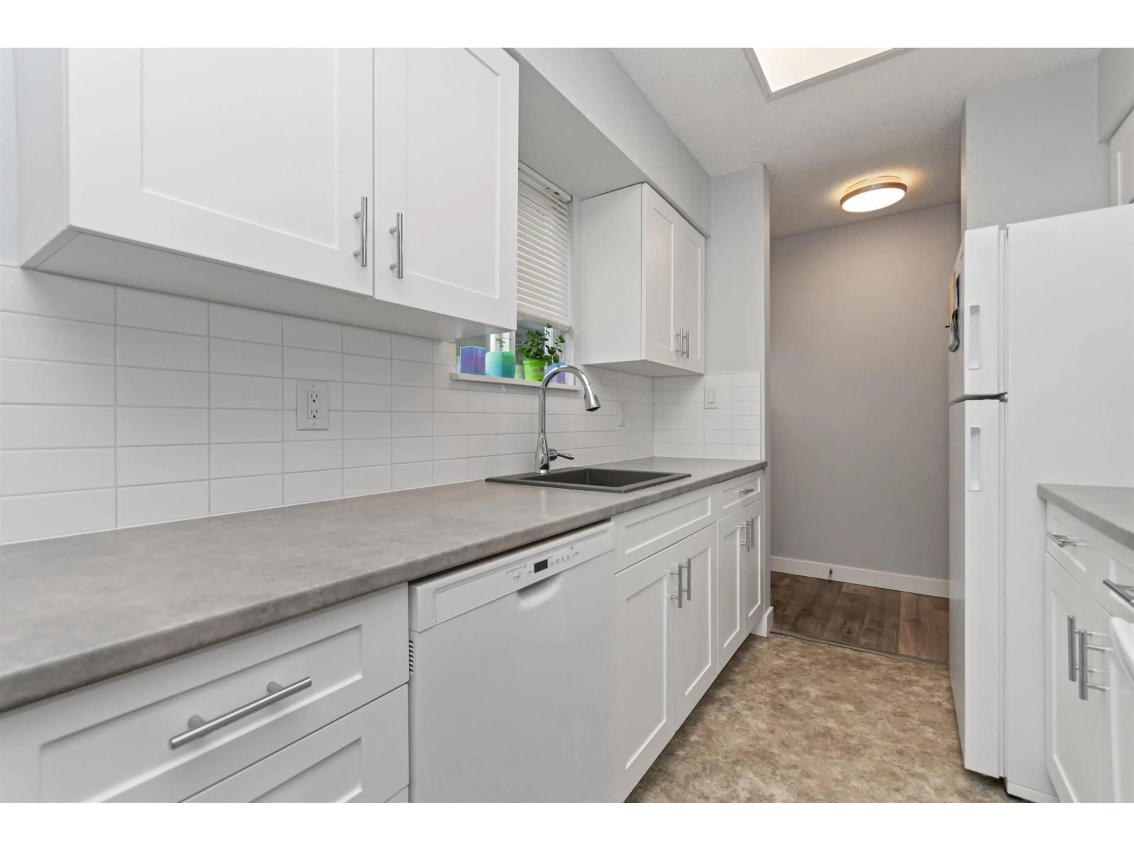 Standard kitchen, ceramic/tile floor for 69 - 45185 WOLFE ROAD, Chilliwack British Columbia V2P1V5